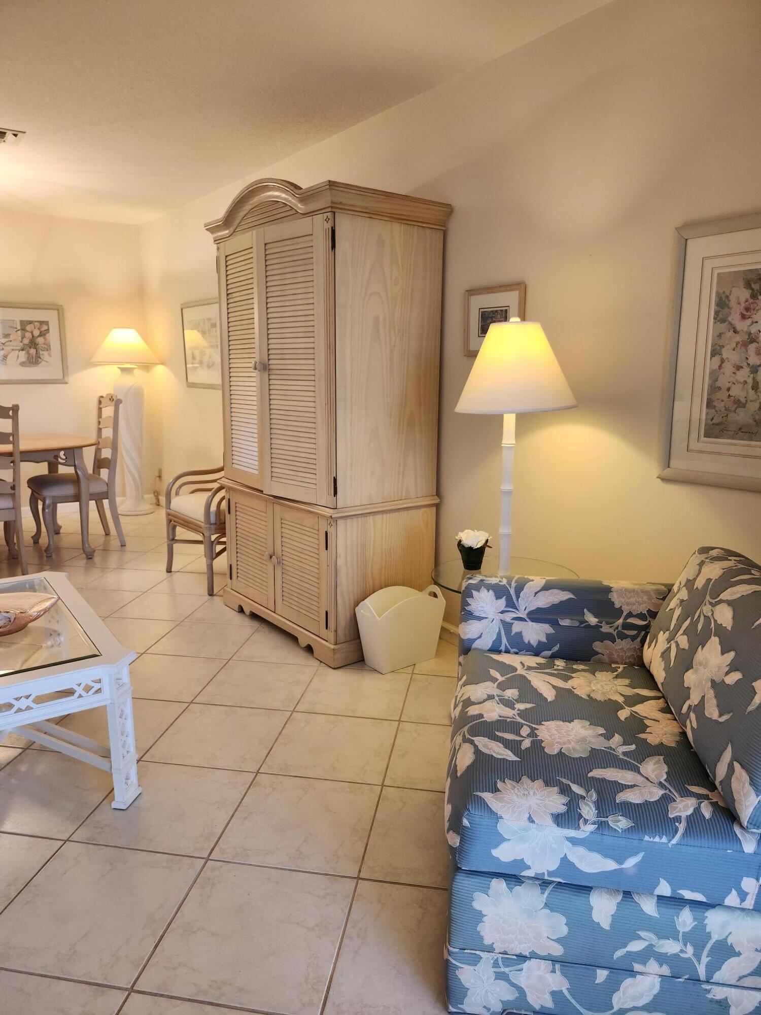 VILLAGE ROYALE ON THE GREEN CONDO / GREENHAVEN - Residential