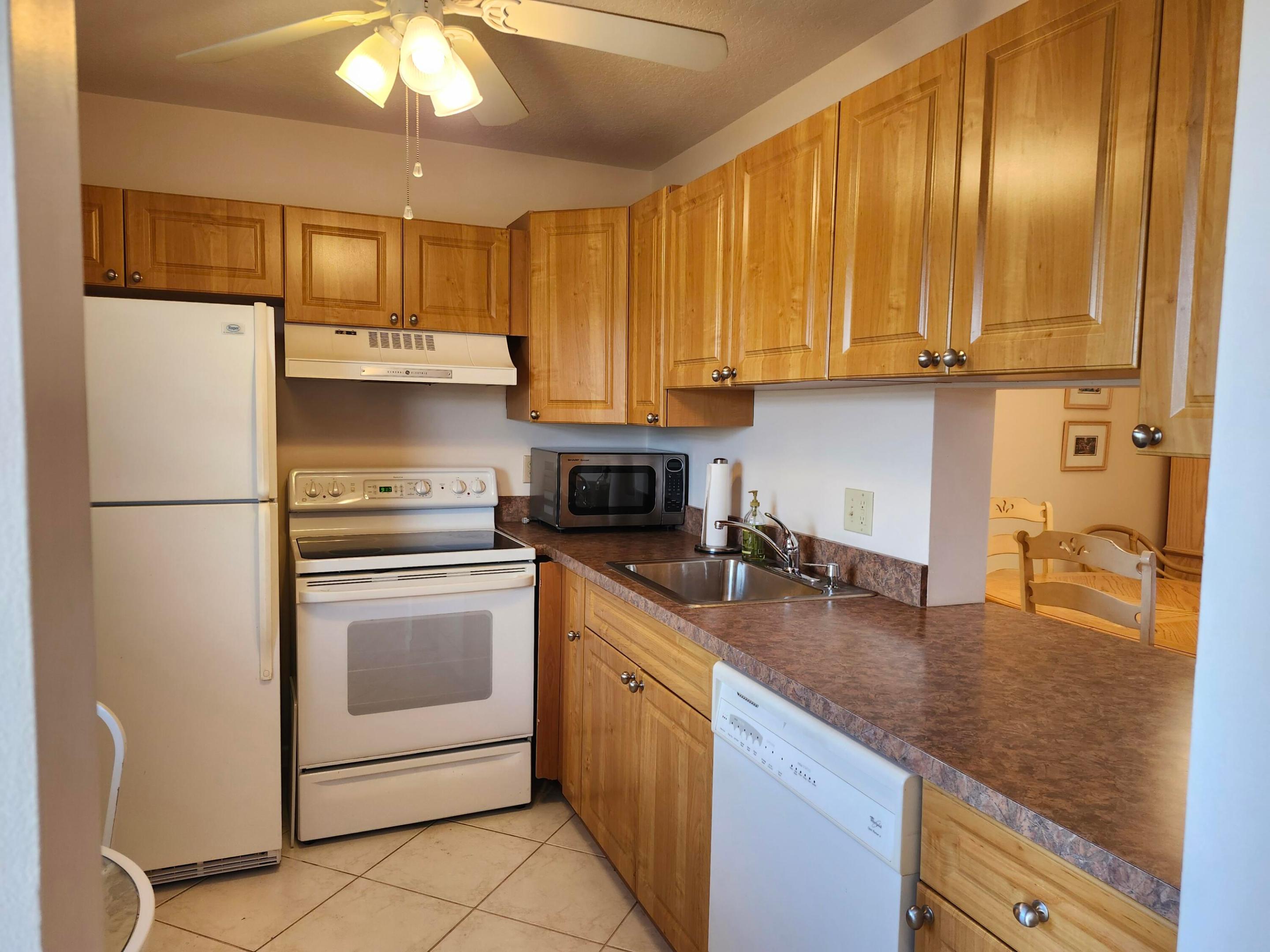 VILLAGE ROYALE ON THE GREEN CONDO / GREENHAVEN - Residential