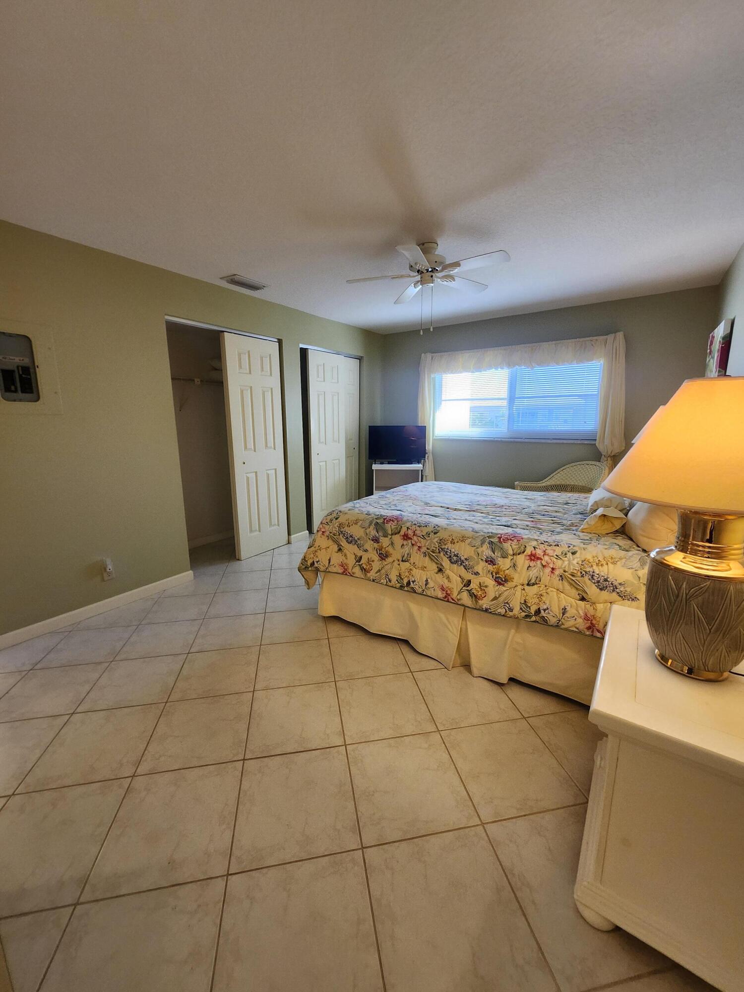 VILLAGE ROYALE ON THE GREEN CONDO / GREENHAVEN - Residential