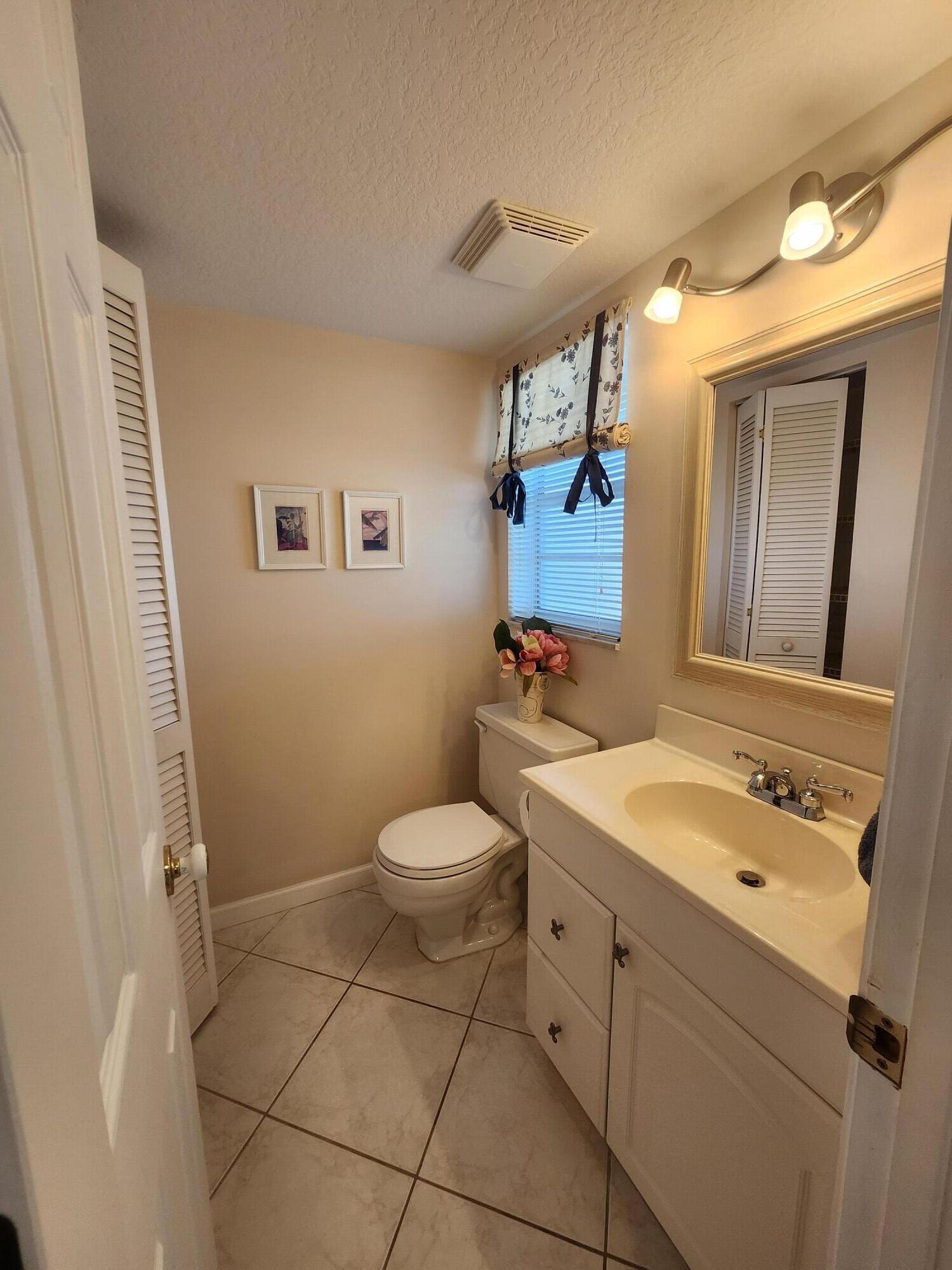 VILLAGE ROYALE ON THE GREEN CONDO / GREENHAVEN - Residential