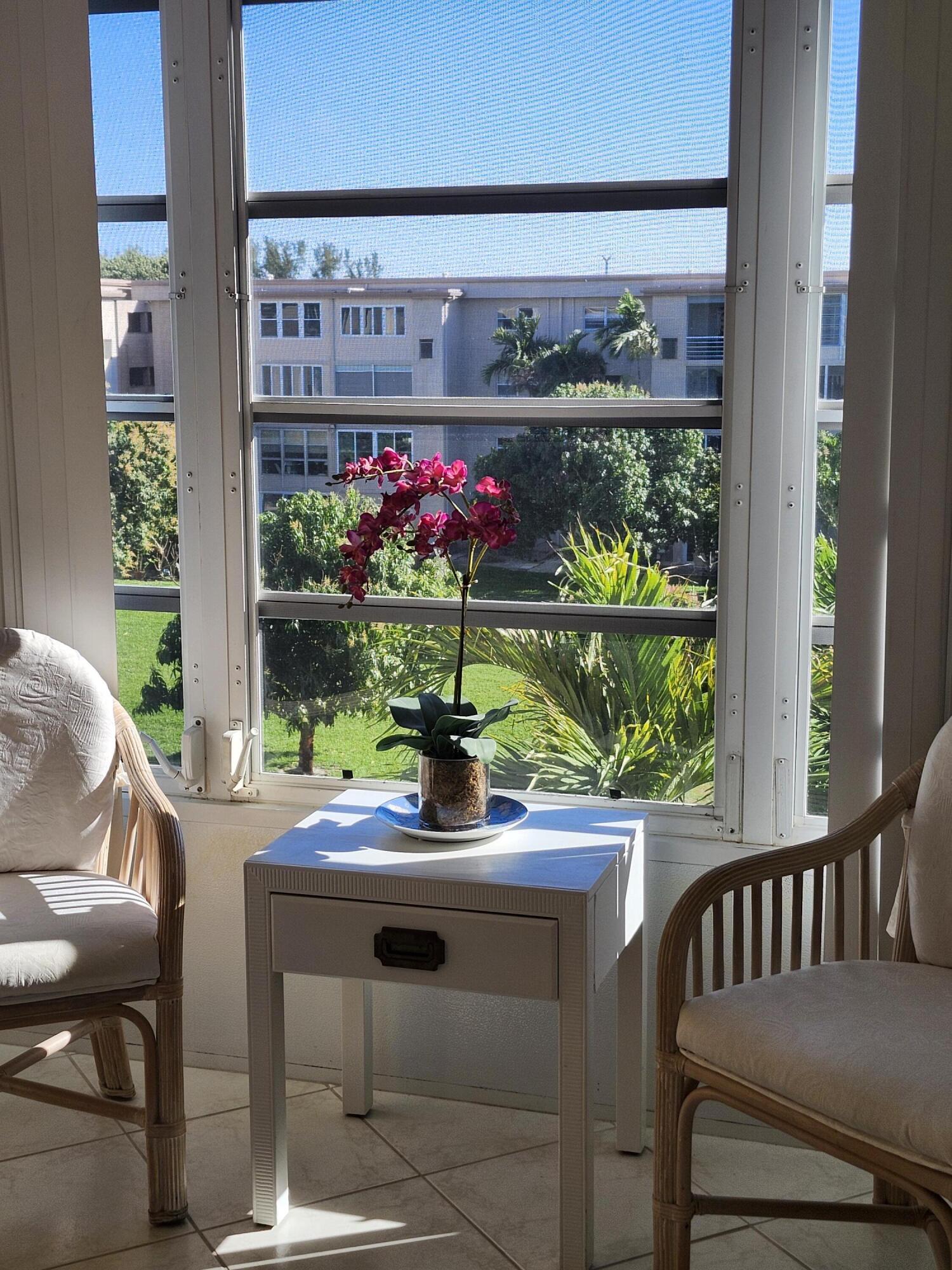 VILLAGE ROYALE ON THE GREEN CONDO / GREENHAVEN - Residential