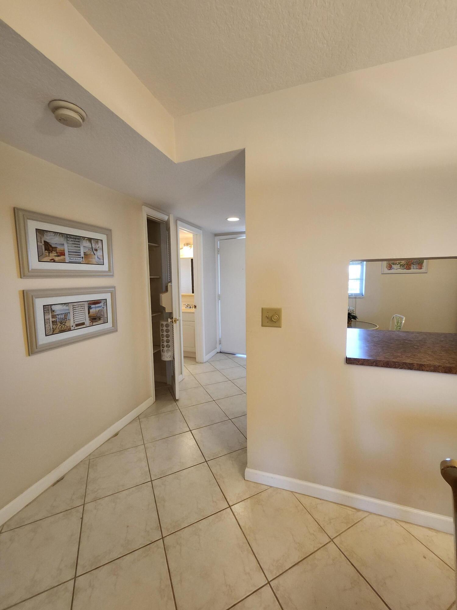 VILLAGE ROYALE ON THE GREEN CONDO / GREENHAVEN - Residential