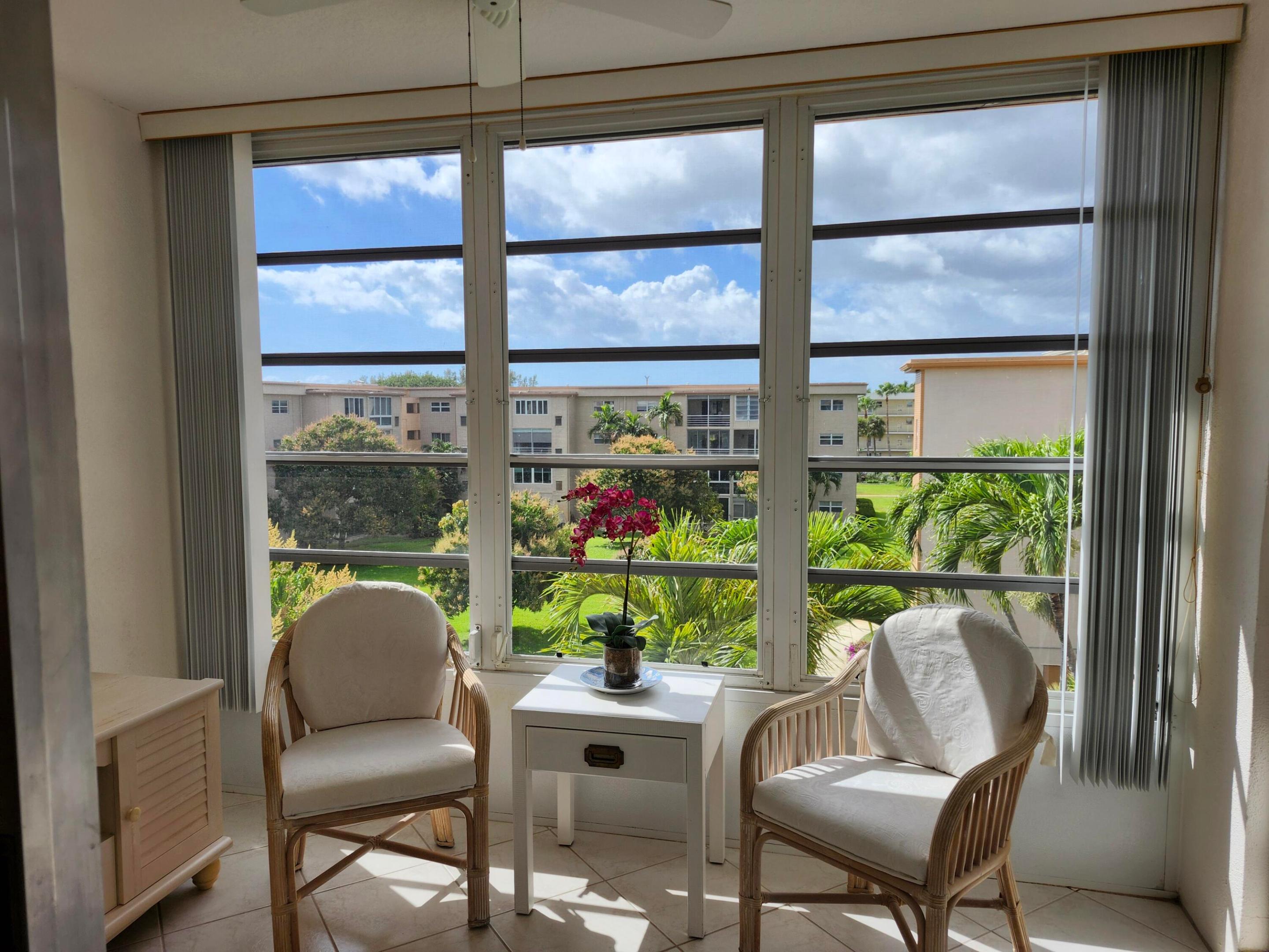 VILLAGE ROYALE ON THE GREEN CONDO / GREENHAVEN - Residential