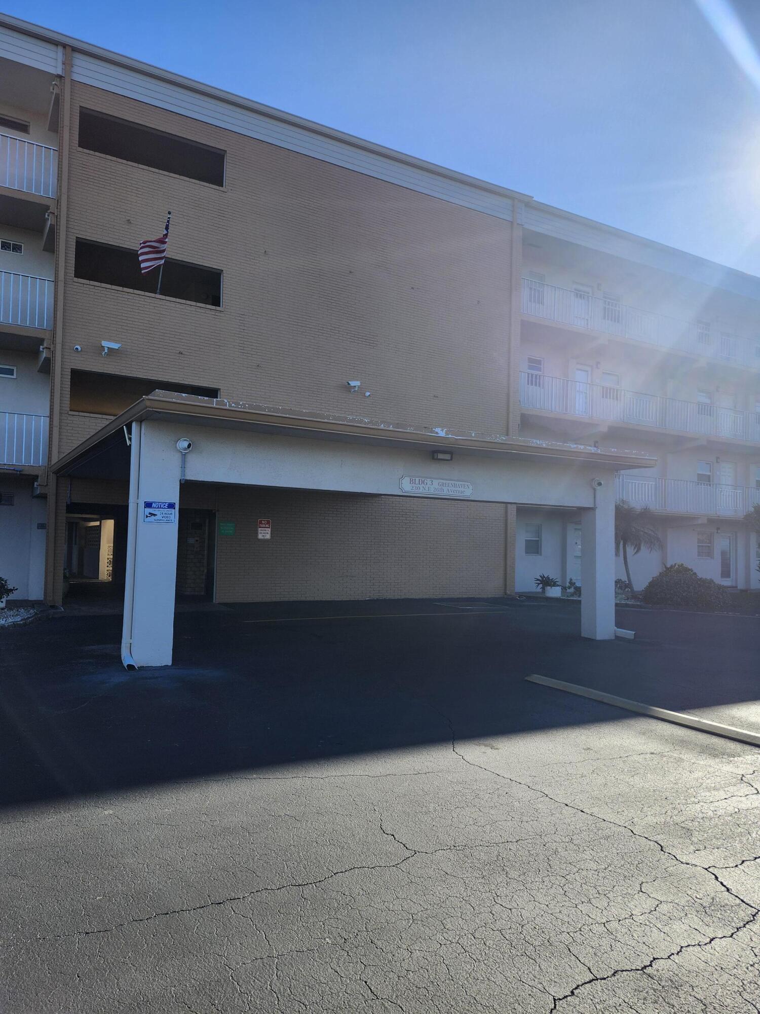 VILLAGE ROYALE ON THE GREEN CONDO / GREENHAVEN - Residential