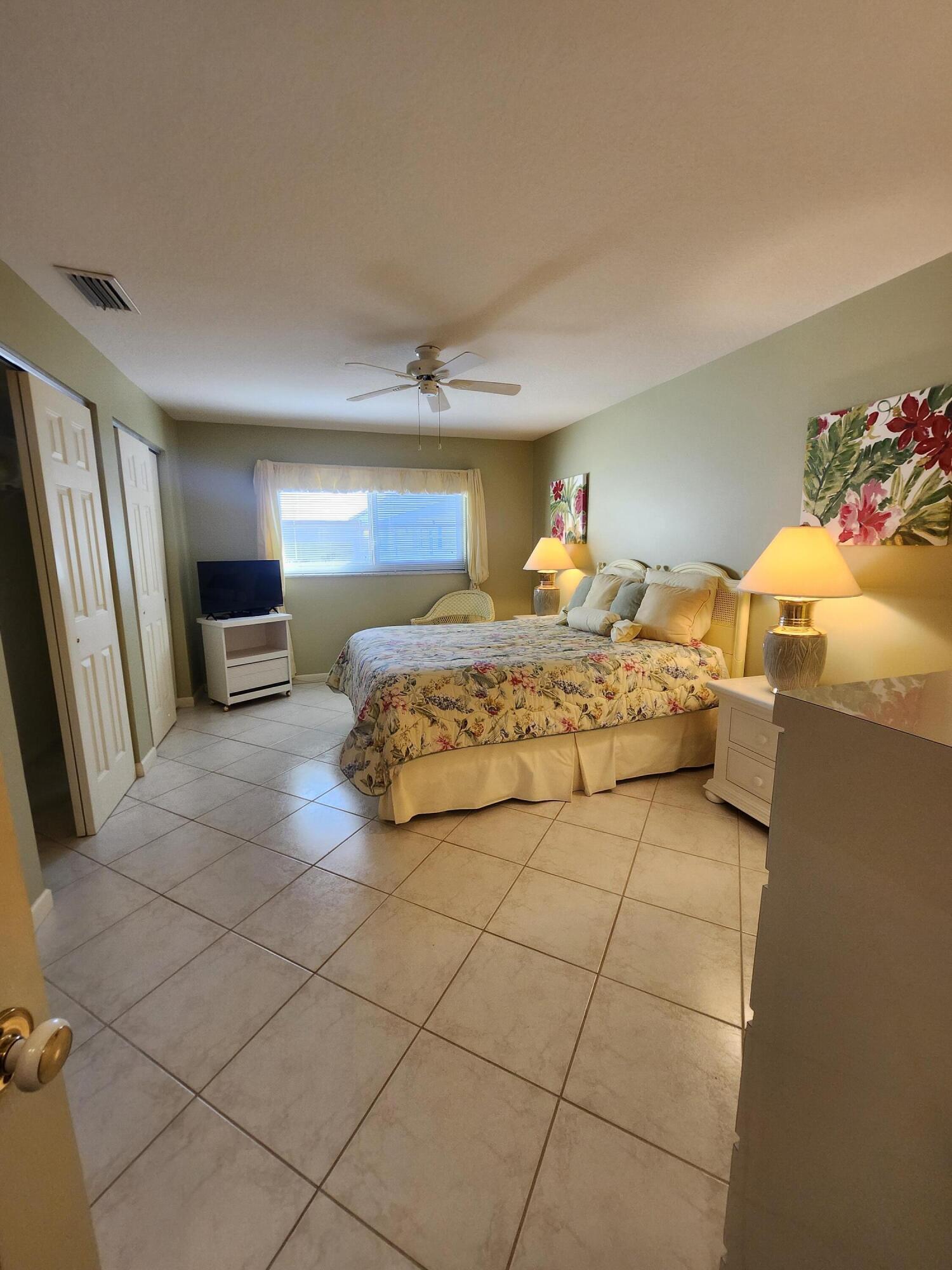 VILLAGE ROYALE ON THE GREEN CONDO / GREENHAVEN - Residential