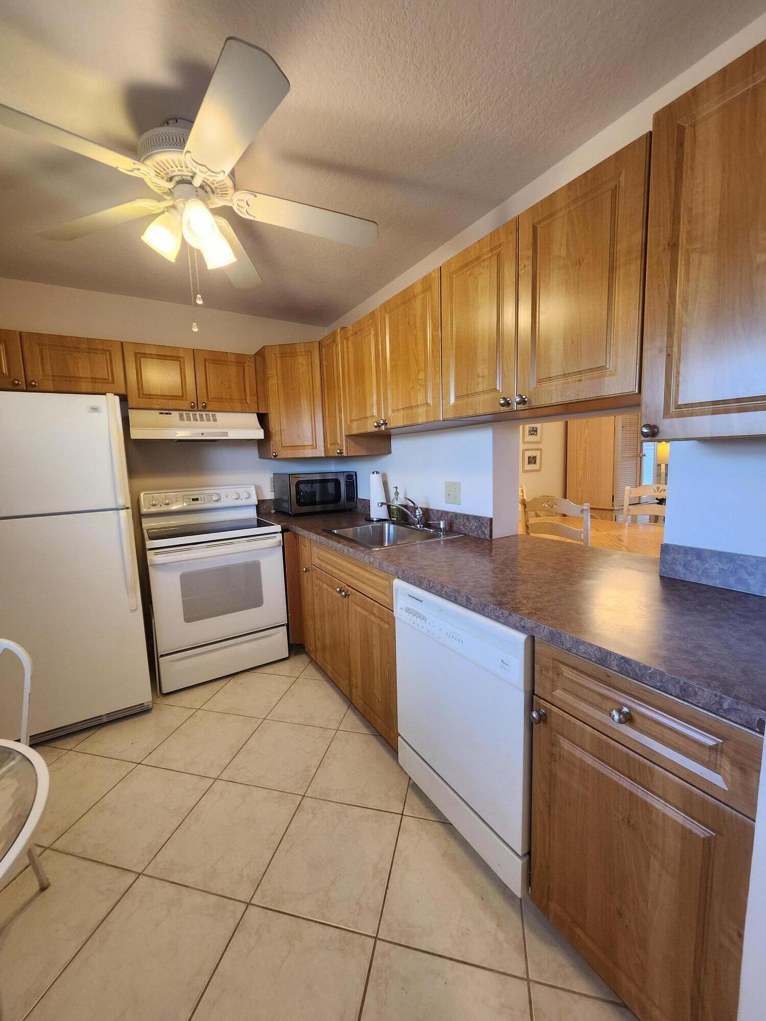 VILLAGE ROYALE ON THE GREEN CONDO / GREENHAVEN - Residential