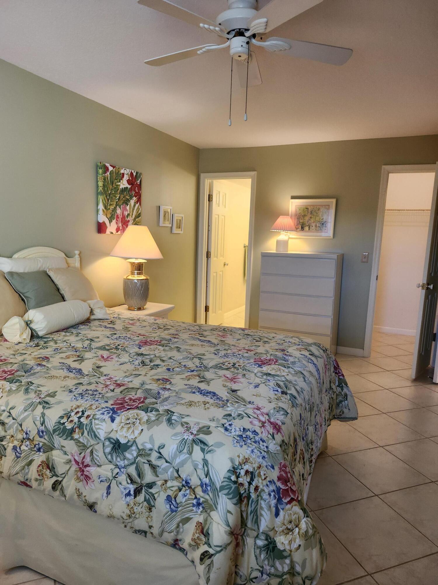 VILLAGE ROYALE ON THE GREEN CONDO / GREENHAVEN - Residential