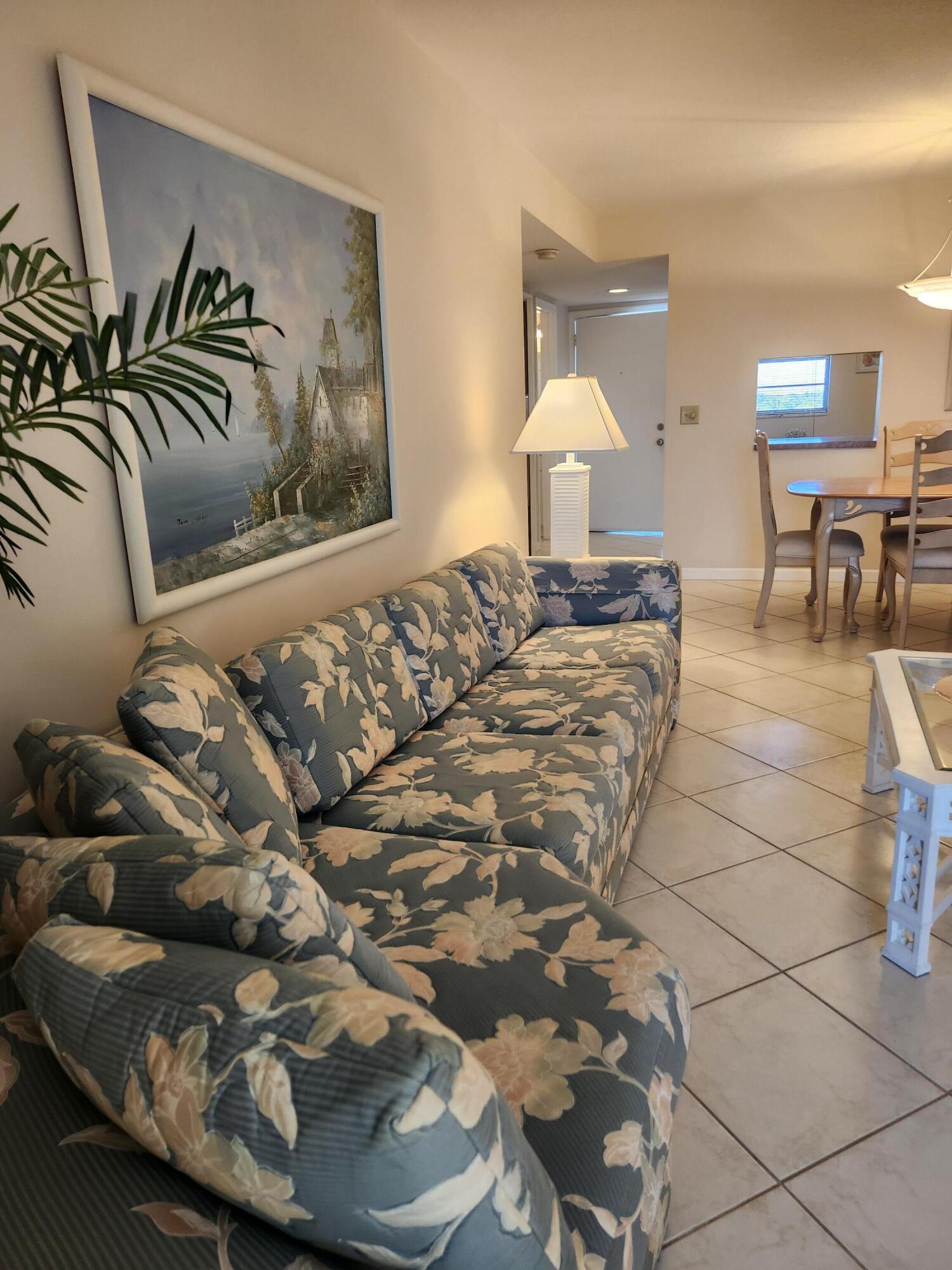 VILLAGE ROYALE ON THE GREEN CONDO / GREENHAVEN - Residential