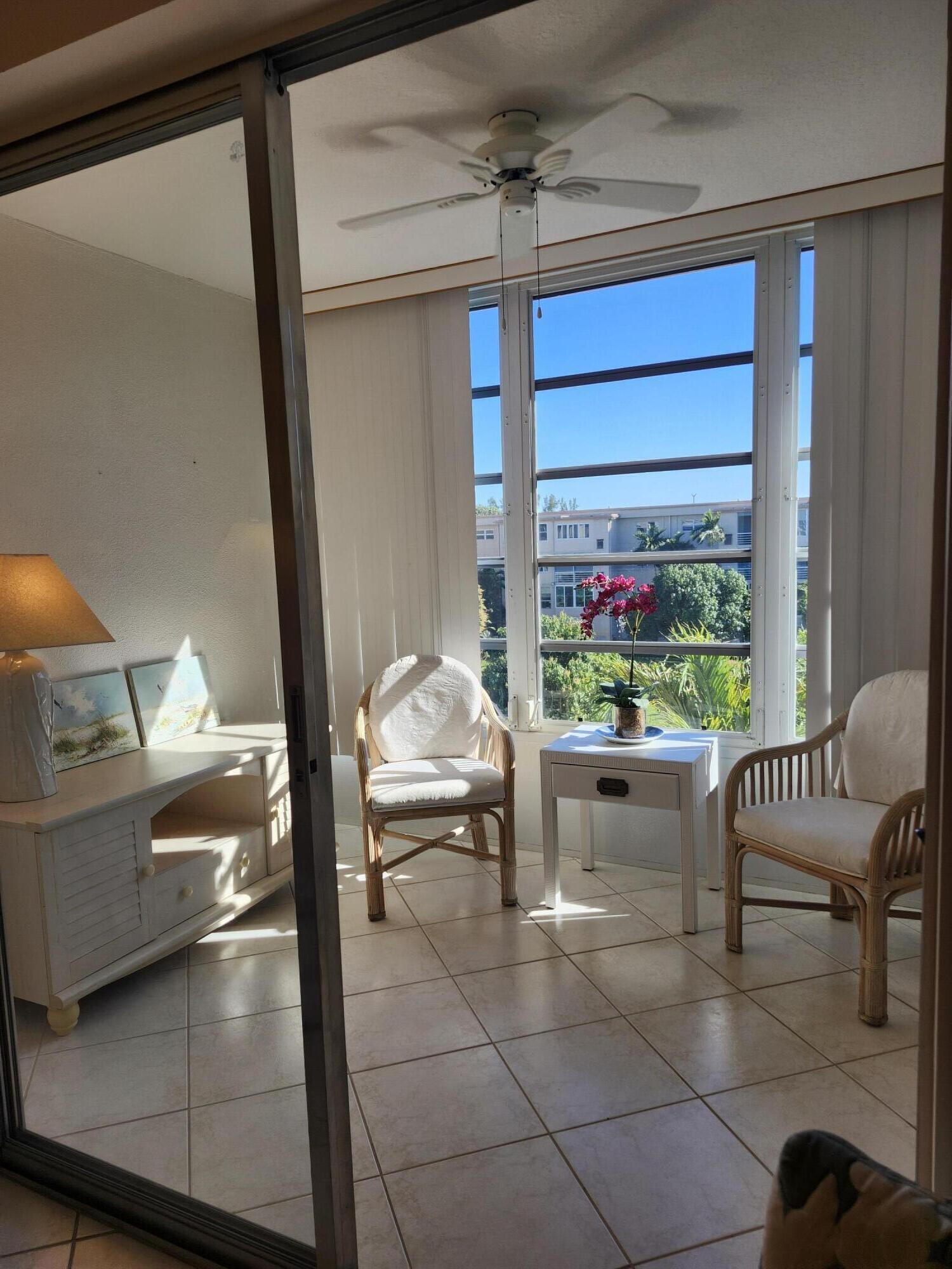 VILLAGE ROYALE ON THE GREEN CONDO / GREENHAVEN - Residential