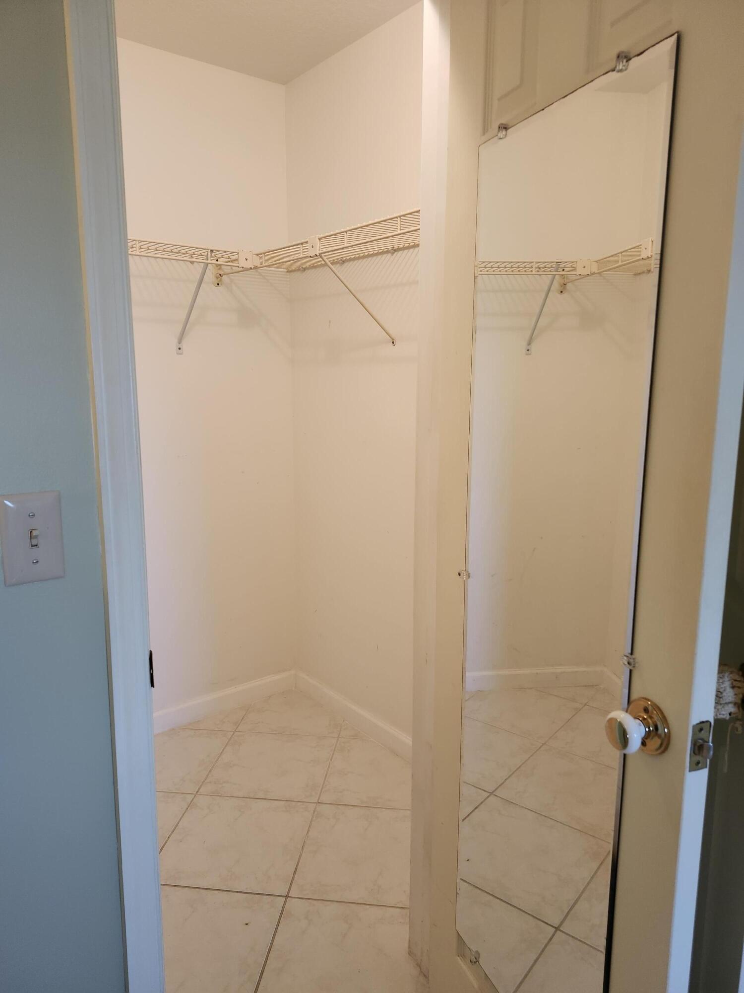 VILLAGE ROYALE ON THE GREEN CONDO / GREENHAVEN - Residential