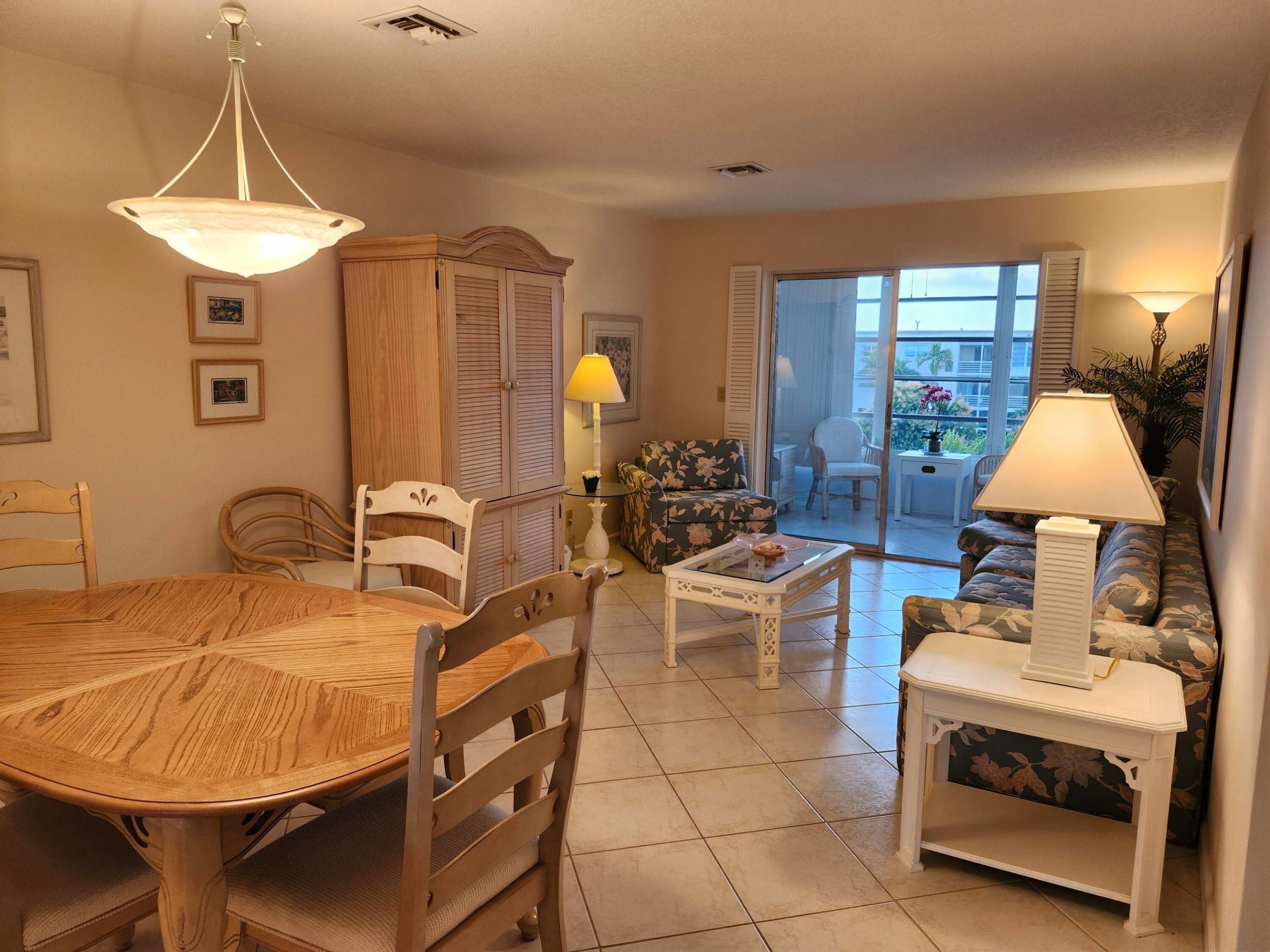 VILLAGE ROYALE ON THE GREEN CONDO / GREENHAVEN - Residential