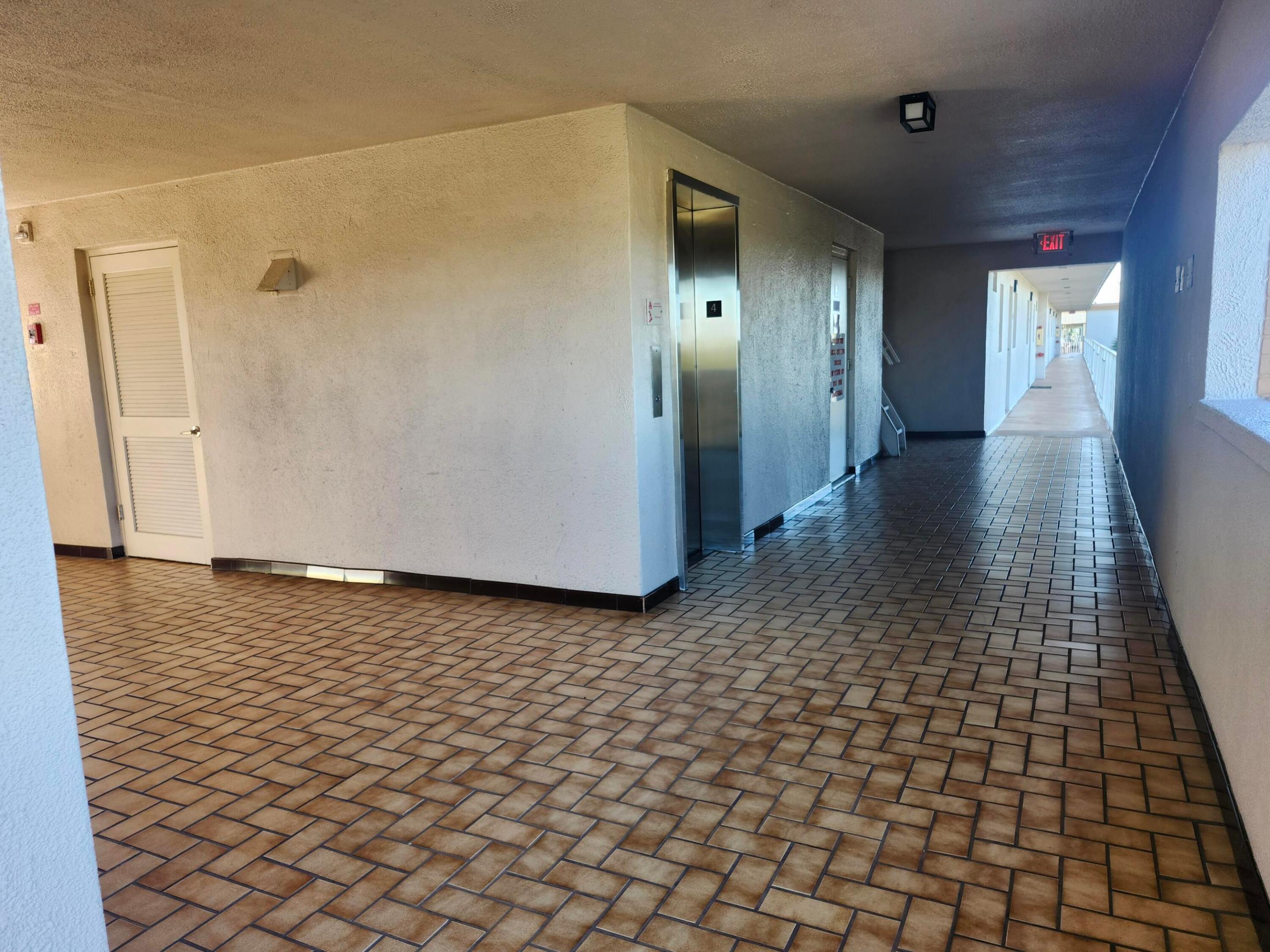 VILLAGE ROYALE ON THE GREEN CONDO / GREENHAVEN - Residential