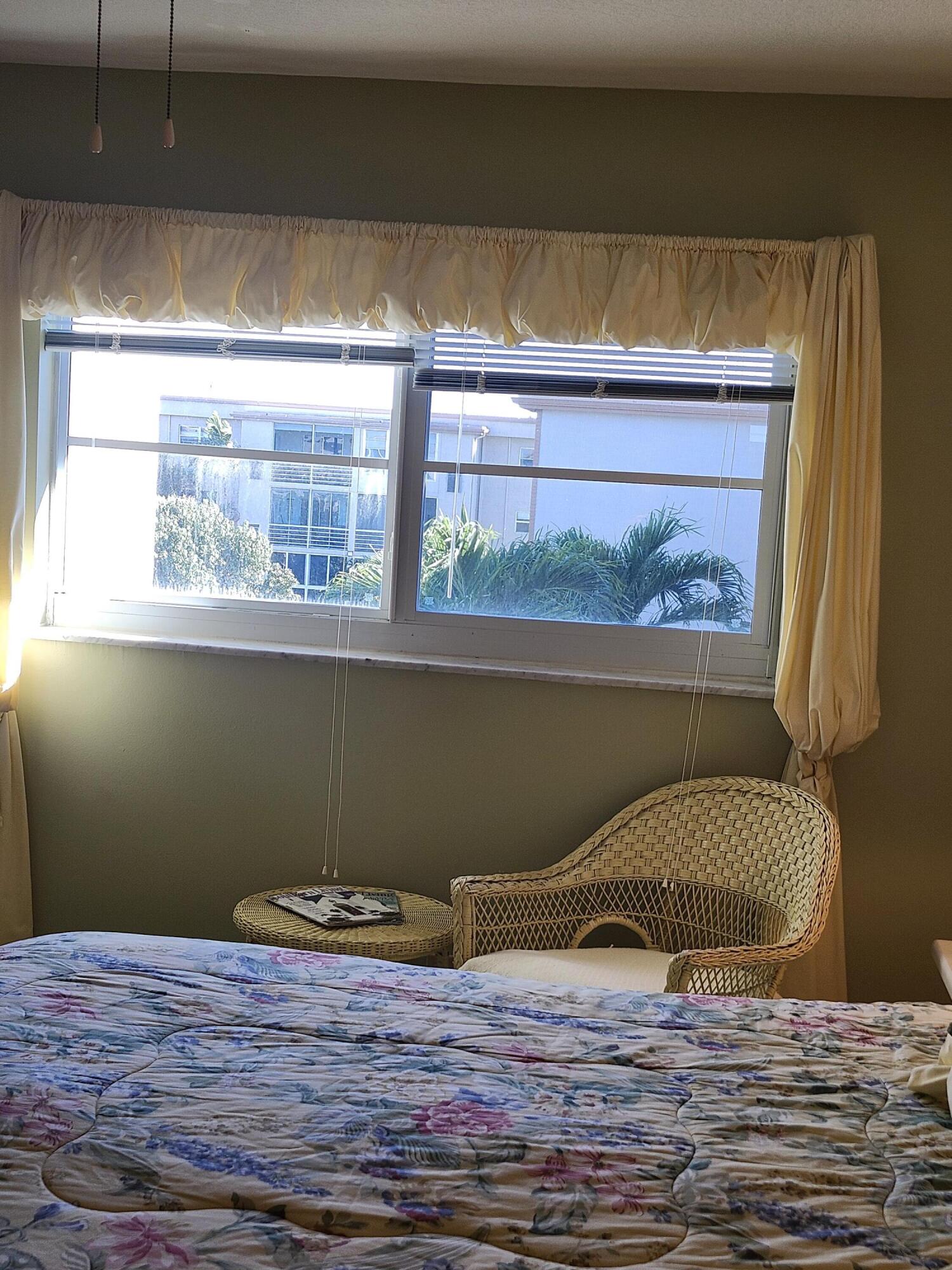 VILLAGE ROYALE ON THE GREEN CONDO / GREENHAVEN - Residential