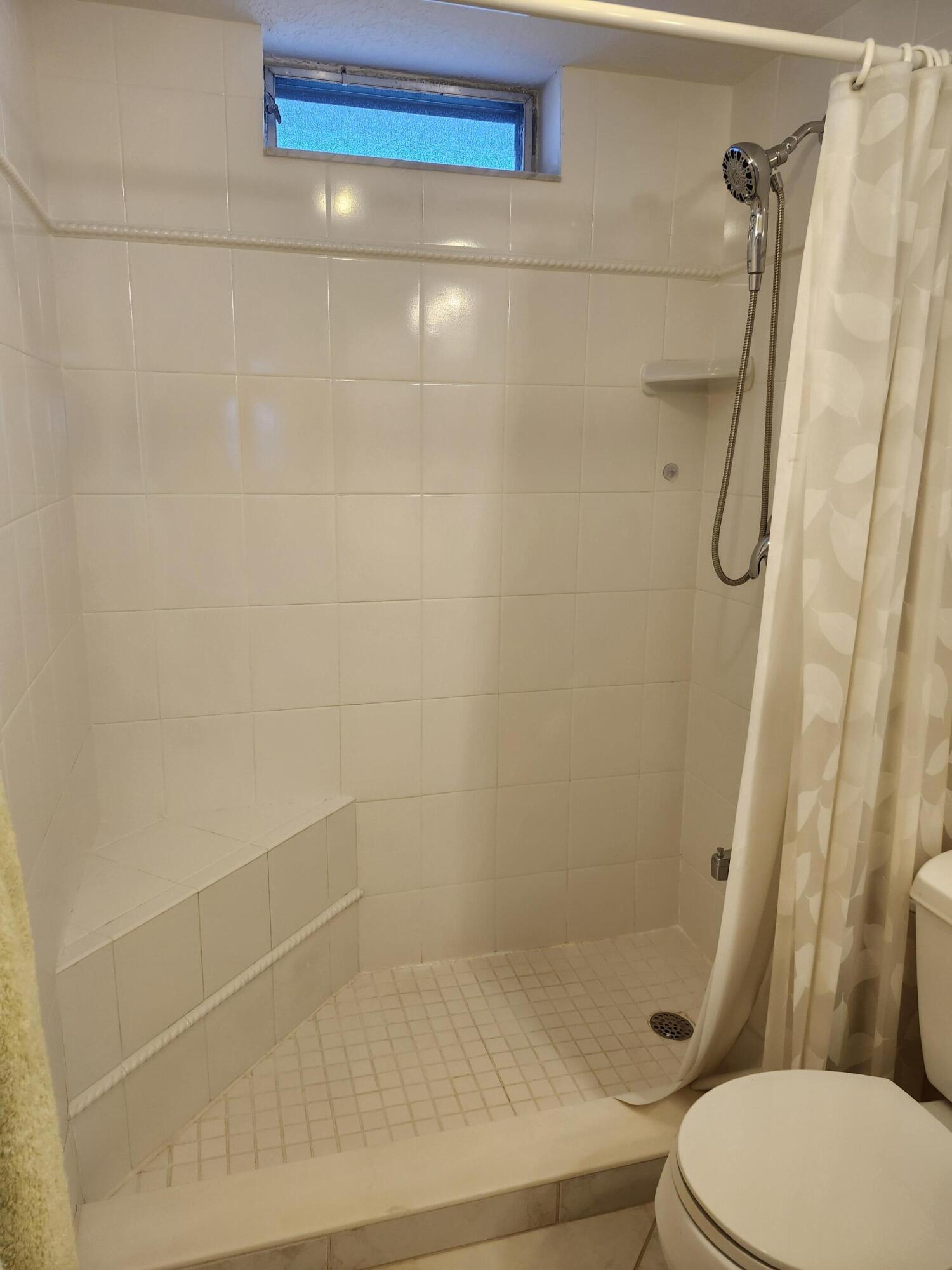 VILLAGE ROYALE ON THE GREEN CONDO / GREENHAVEN - Residential