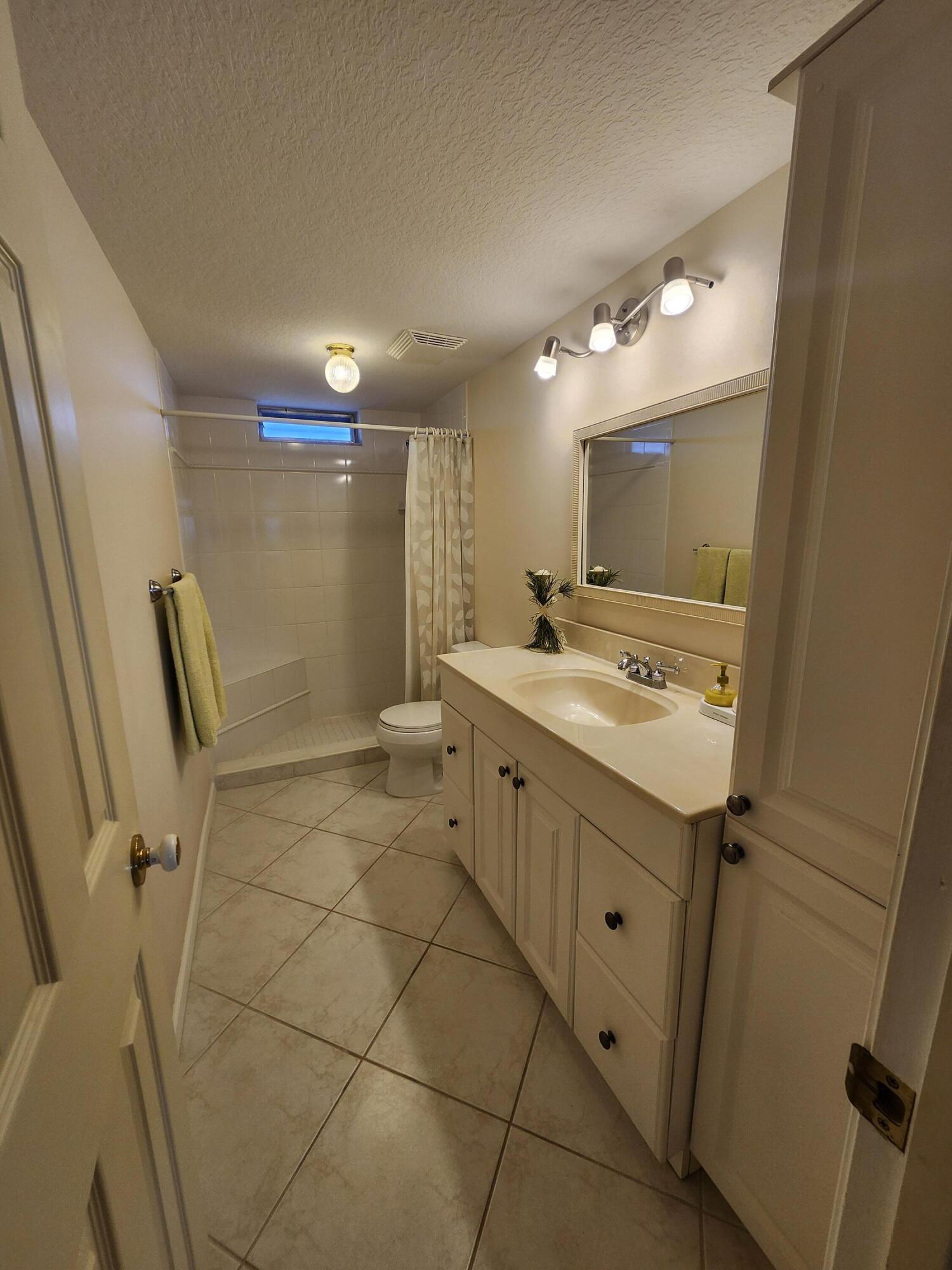 VILLAGE ROYALE ON THE GREEN CONDO / GREENHAVEN - Residential