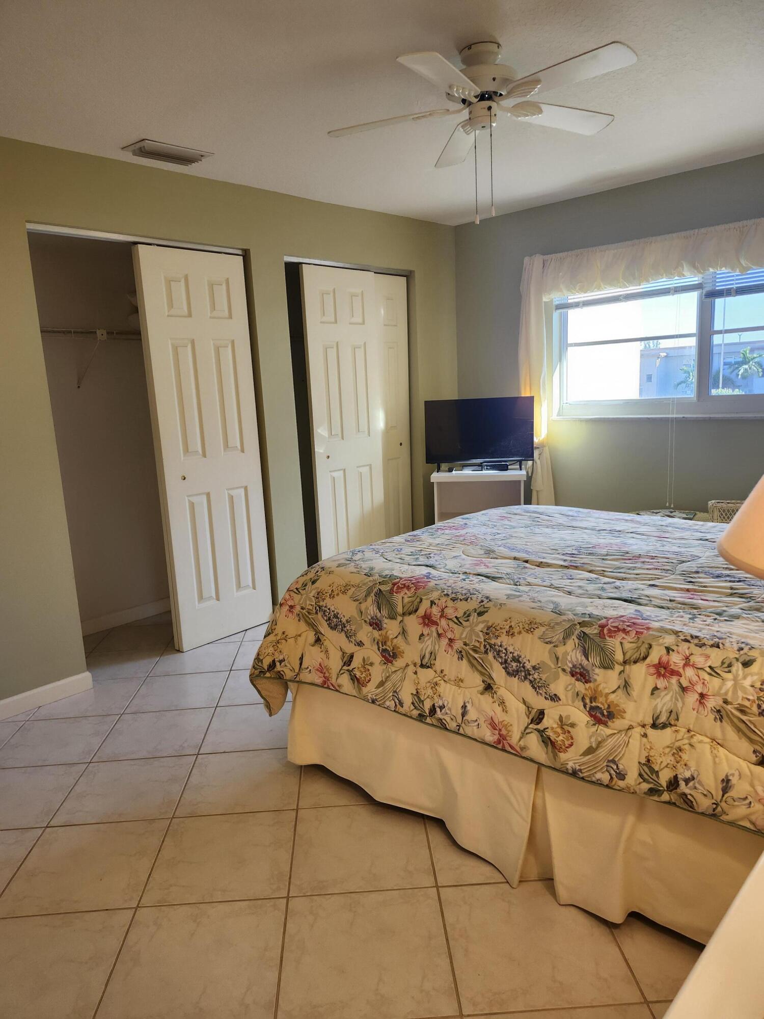 VILLAGE ROYALE ON THE GREEN CONDO / GREENHAVEN - Residential