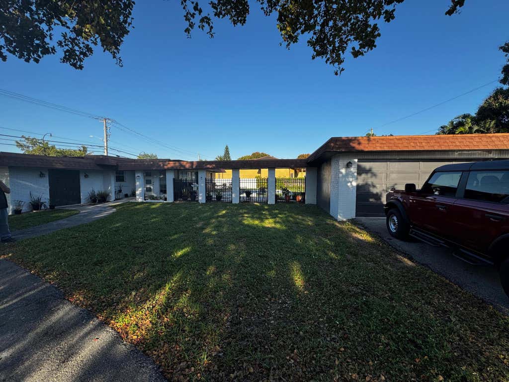 Photo of 10 SW 46TH Avenue, Plantation, FL 33317 (MLS # B26061508)