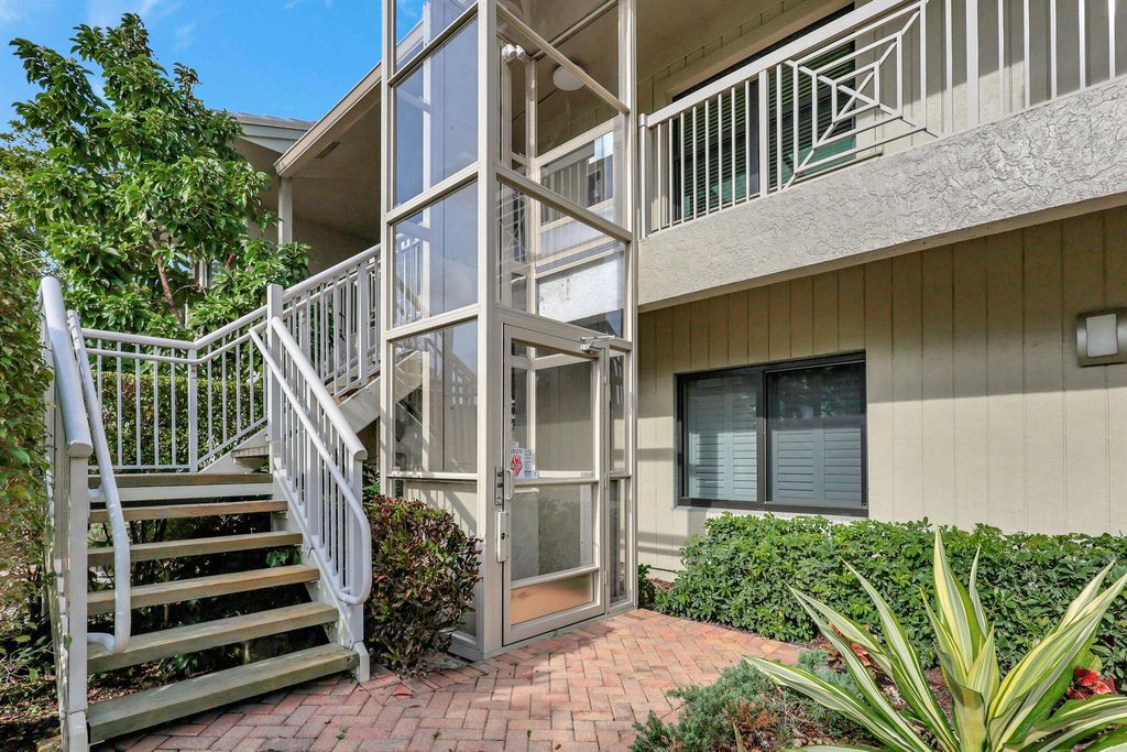 Photo of 13 Eastgate Drive #D, Boynton Beach, FL 33436 (MLS # R10964973)