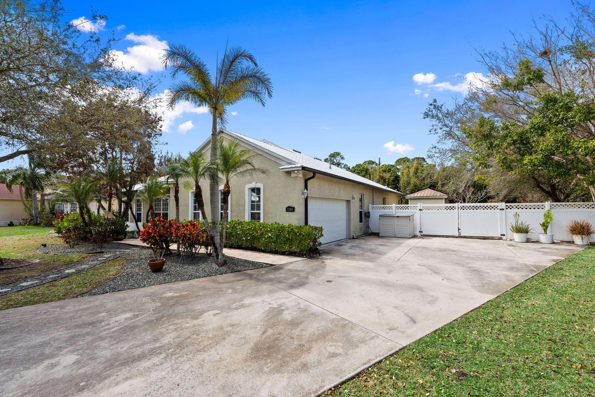 PALM LAKE GARDENS - Residential