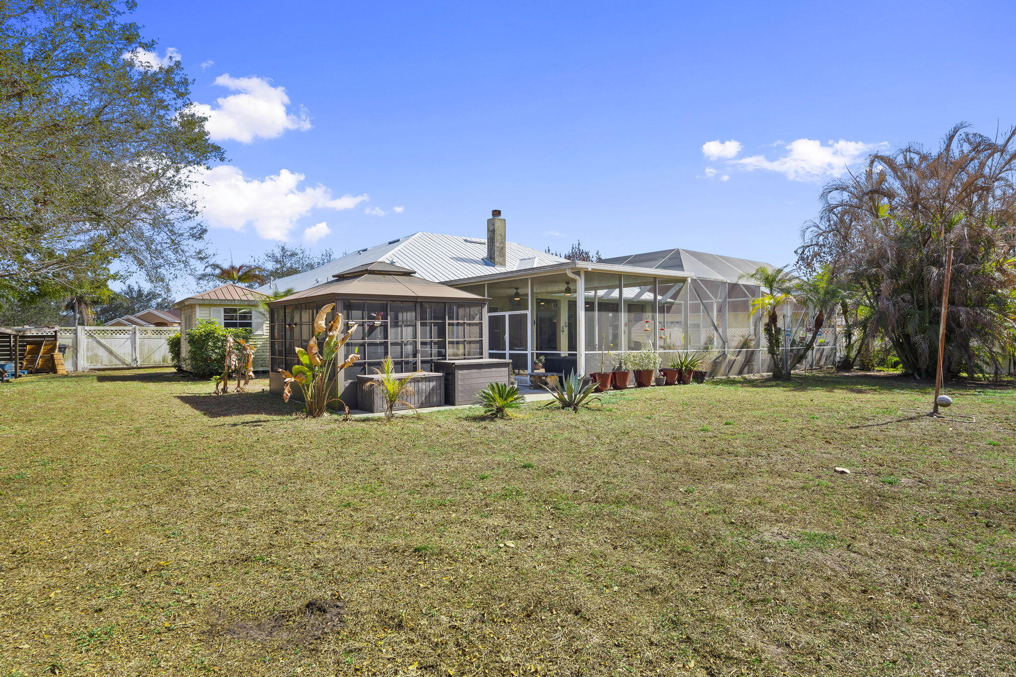 PALM LAKE GARDENS - Residential