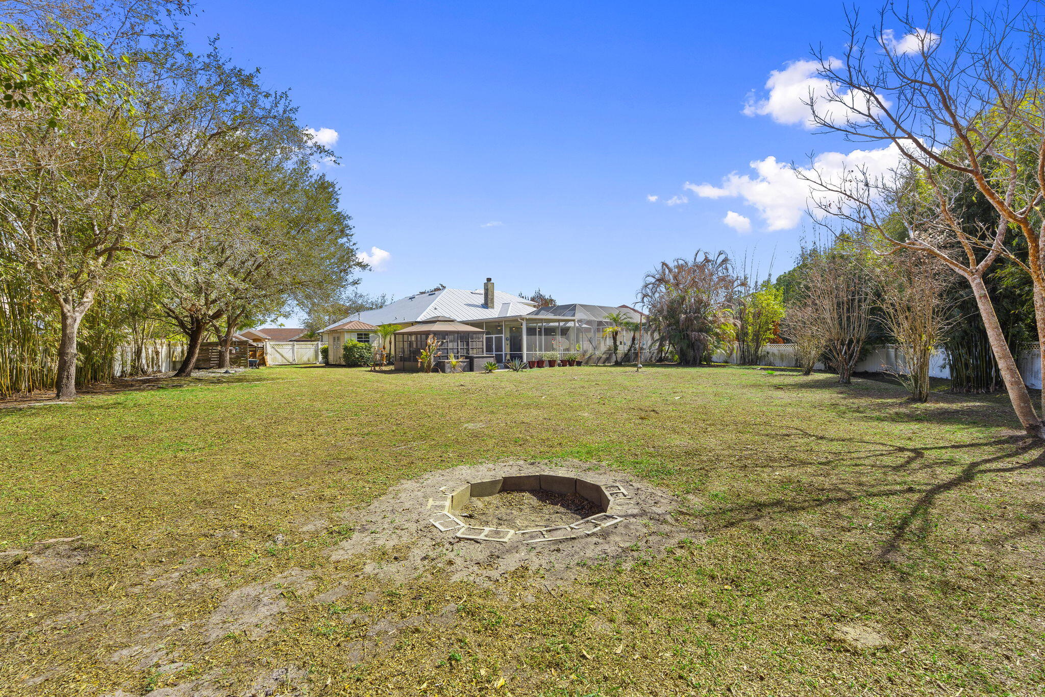 PALM LAKE GARDENS - Residential