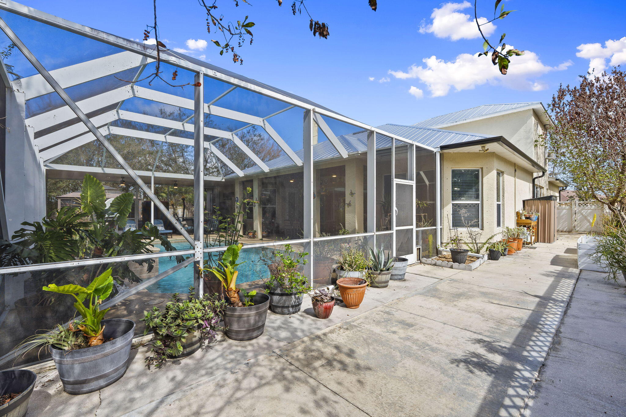 PALM LAKE GARDENS - Residential