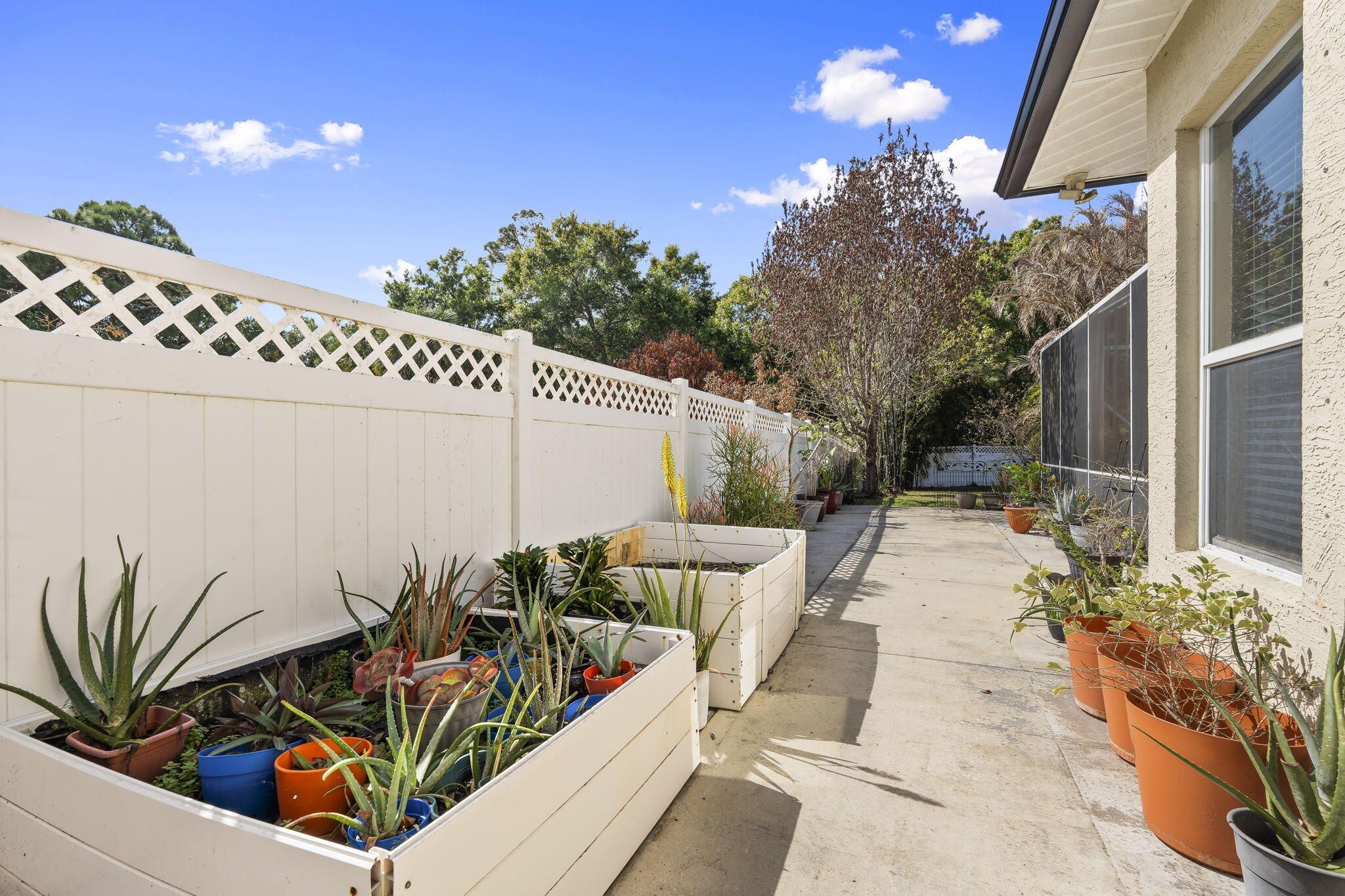 PALM LAKE GARDENS - Residential