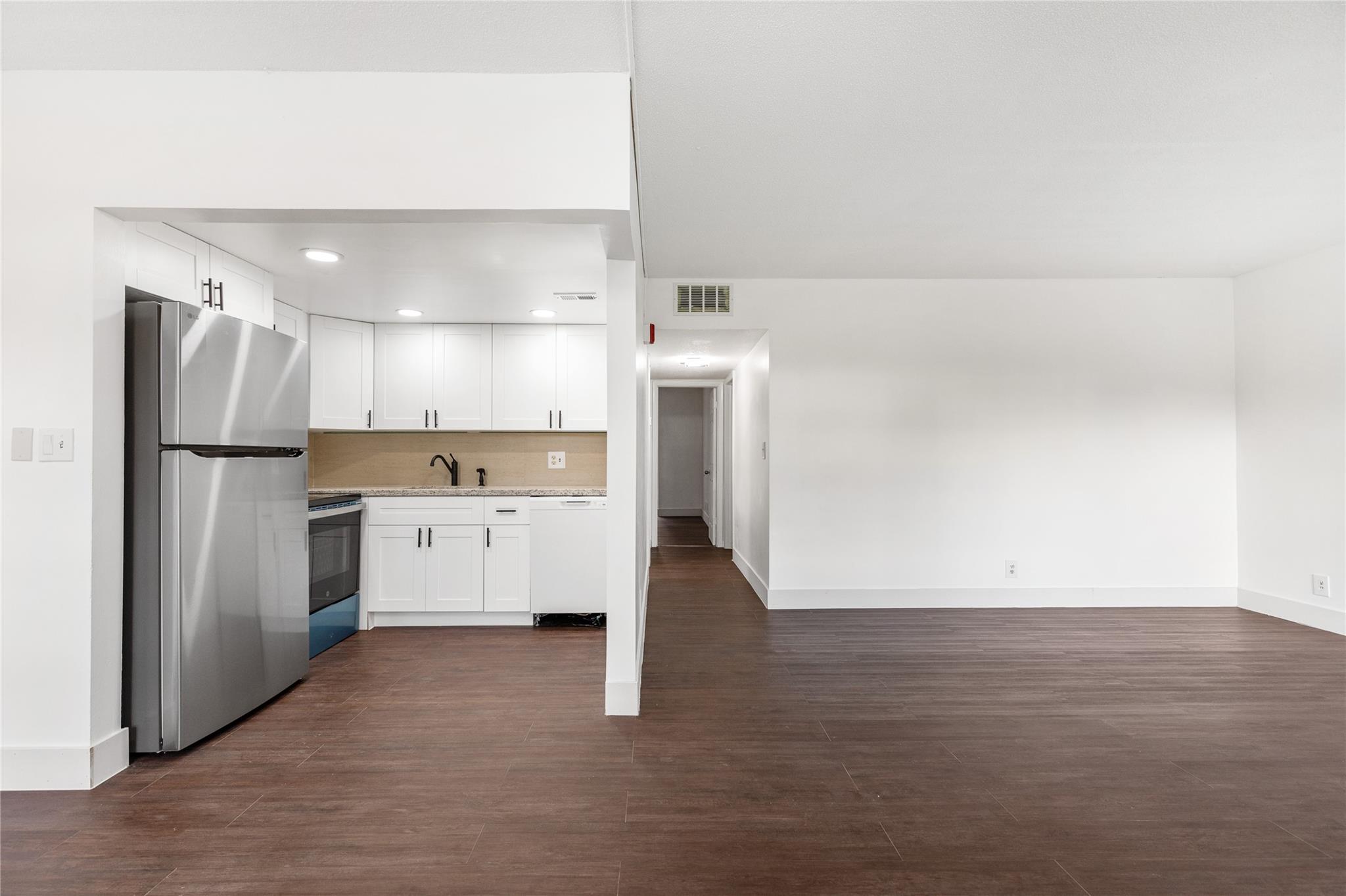 Beautifully upgraded 2-bedroom, 2-bathroom condo in a vibrant 55+ community where lifestyle meets convenience! This first-floor unit is move-in ready and features numerous updates, including new flooring, a remodeled bathroom, an updated kitchen with newer appliances, and a brand-new A/C unit.
Enjoy resort-style living with amenities such as a sparkling pool, clubhouse, fitness center, sauna, library, and more. Conveniently located just west of 441 on Oakland Park Blvd, with easy access to shopping, dining, and public transportation. Don’t miss this opportunity to own in one of the area’s most desirable 55+ communities!