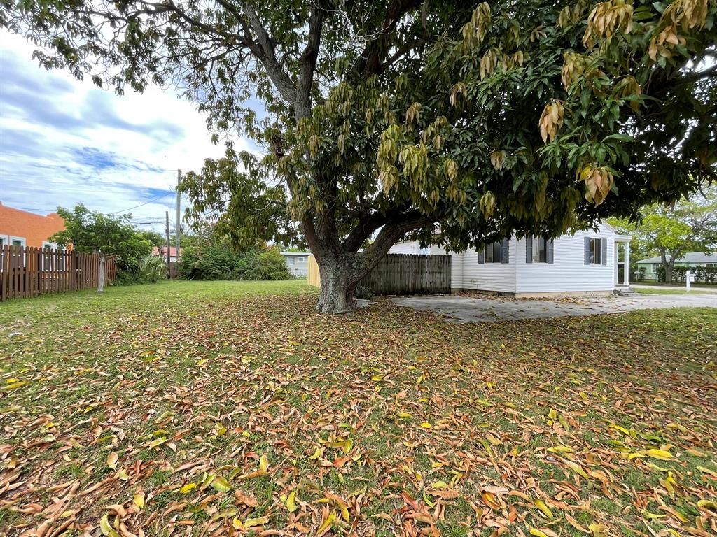 Photo of 641 Forest Hill Boulevard, West Palm Beach, FL 33405 (MLS # R10736757)