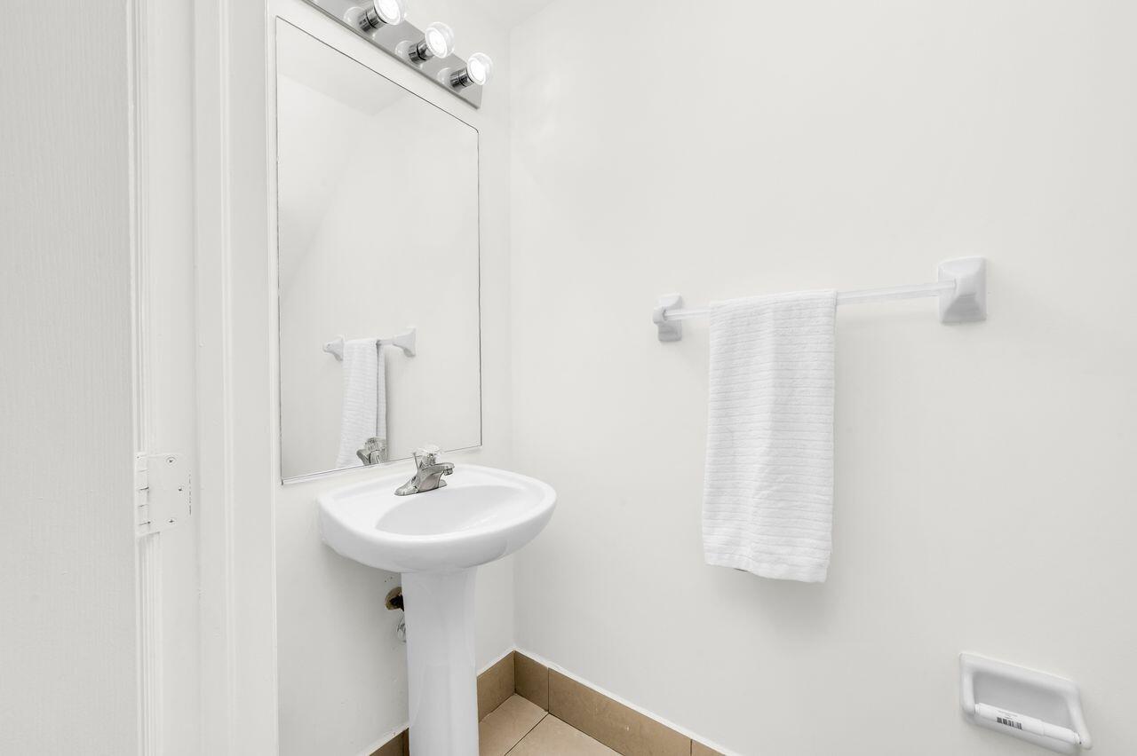 MELROSE POINT CONDO - Residential Lease