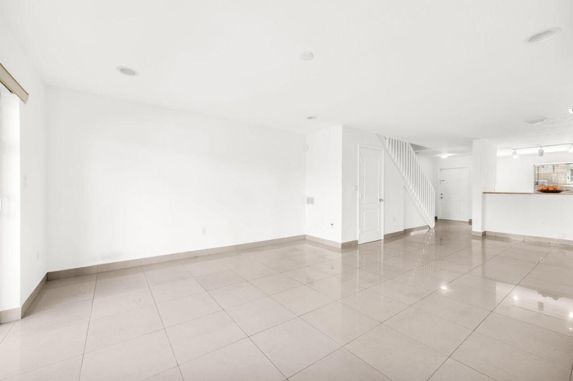 MELROSE POINT CONDO - Residential Lease