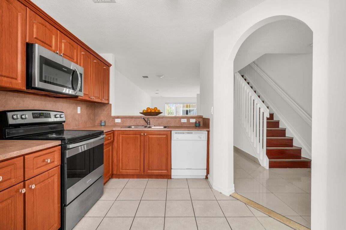 MELROSE POINT CONDO - Residential Lease