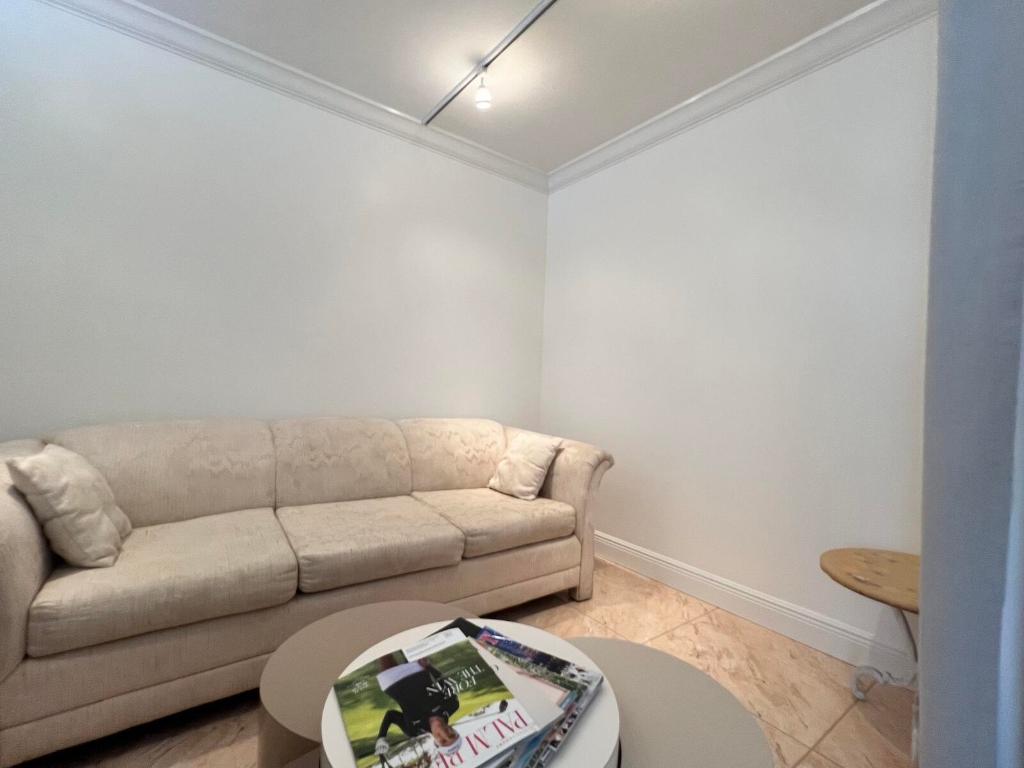 BARCLAY CONDO - Residential Lease