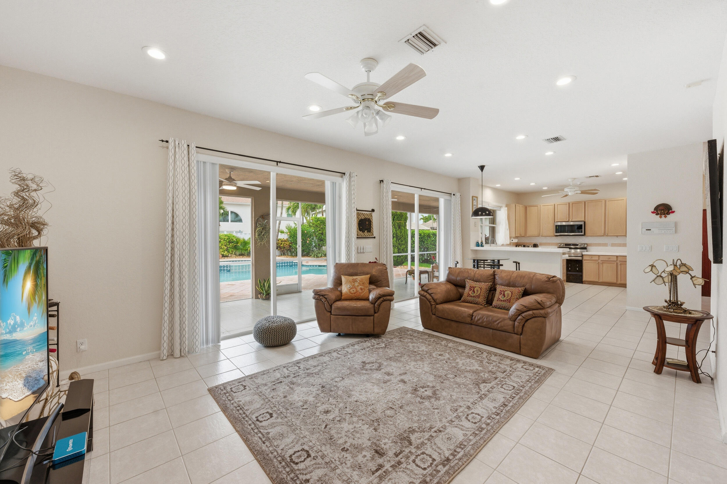 PEMBROKE SHORES - Residential