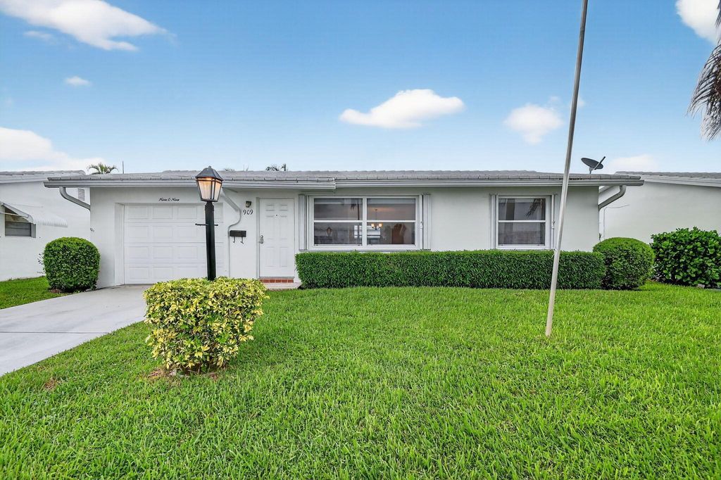 Photo of 909 SW 5th Court, Boynton Beach, FL 33426 (MLS # R11122618)