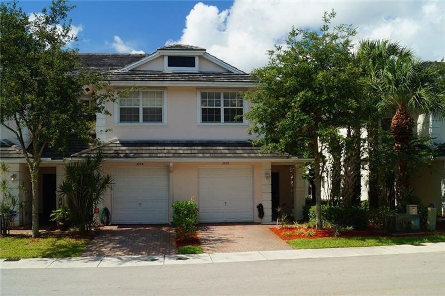 3 Bedrooms, 2.5 bath townhouse with one car garage off Oakland Park Blvd. New A/C, freshly painted, new wood floors. newer construction, this townhouse has a good-sized kitchen, dining room, and open family room. Full-size washer & dryer. Upstairs large master suite with walk-in closet. Nice unit in great shape.