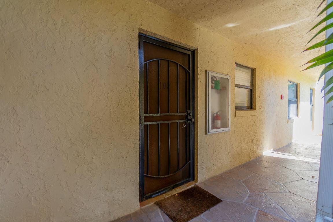 HIDDEN HARBOUR OF THE PALM BEACHES CONDO - Residential Lease