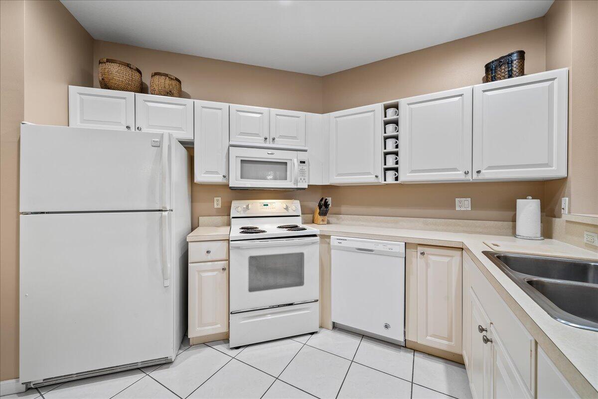 CASTLE PINES CONDOMINIUM - Residential Lease