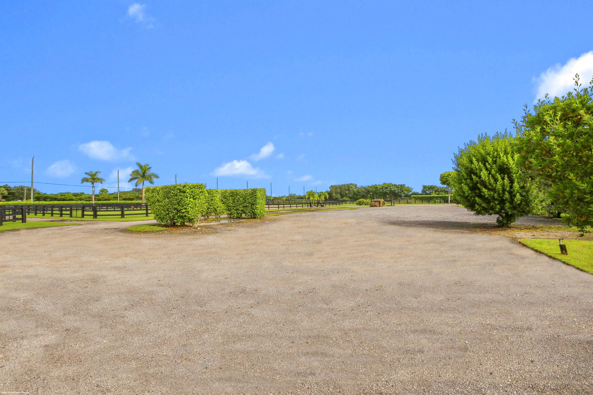 GRAND PRIX VILLAGE SOUTH - Land