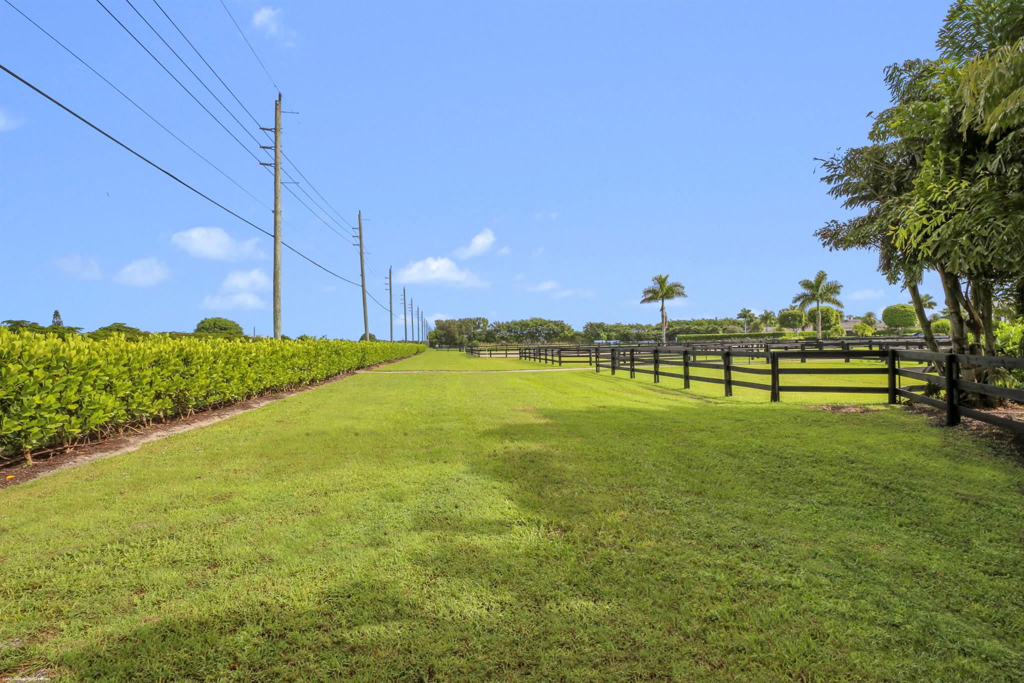 GRAND PRIX VILLAGE SOUTH - Land