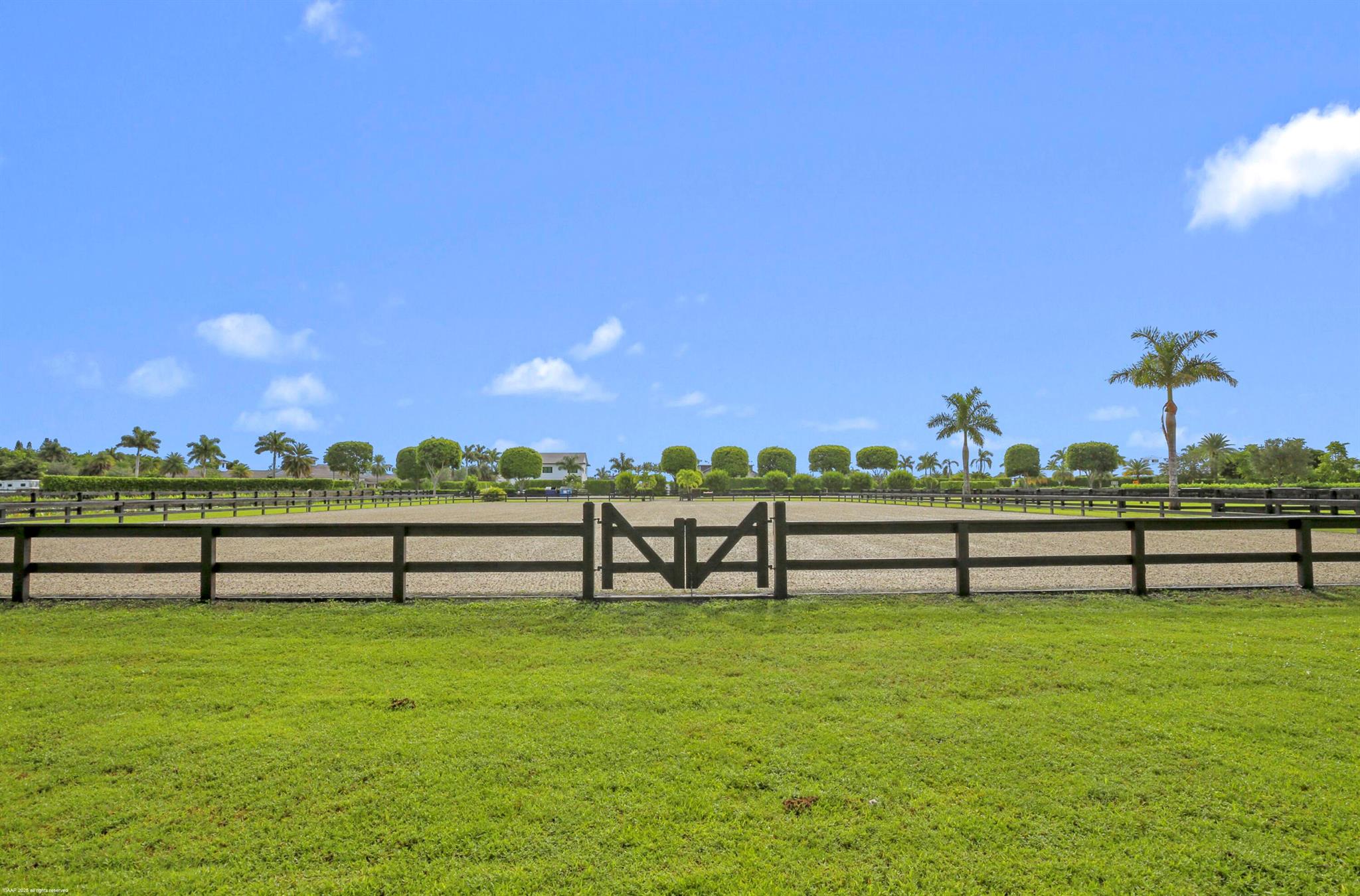 GRAND PRIX VILLAGE SOUTH - Land