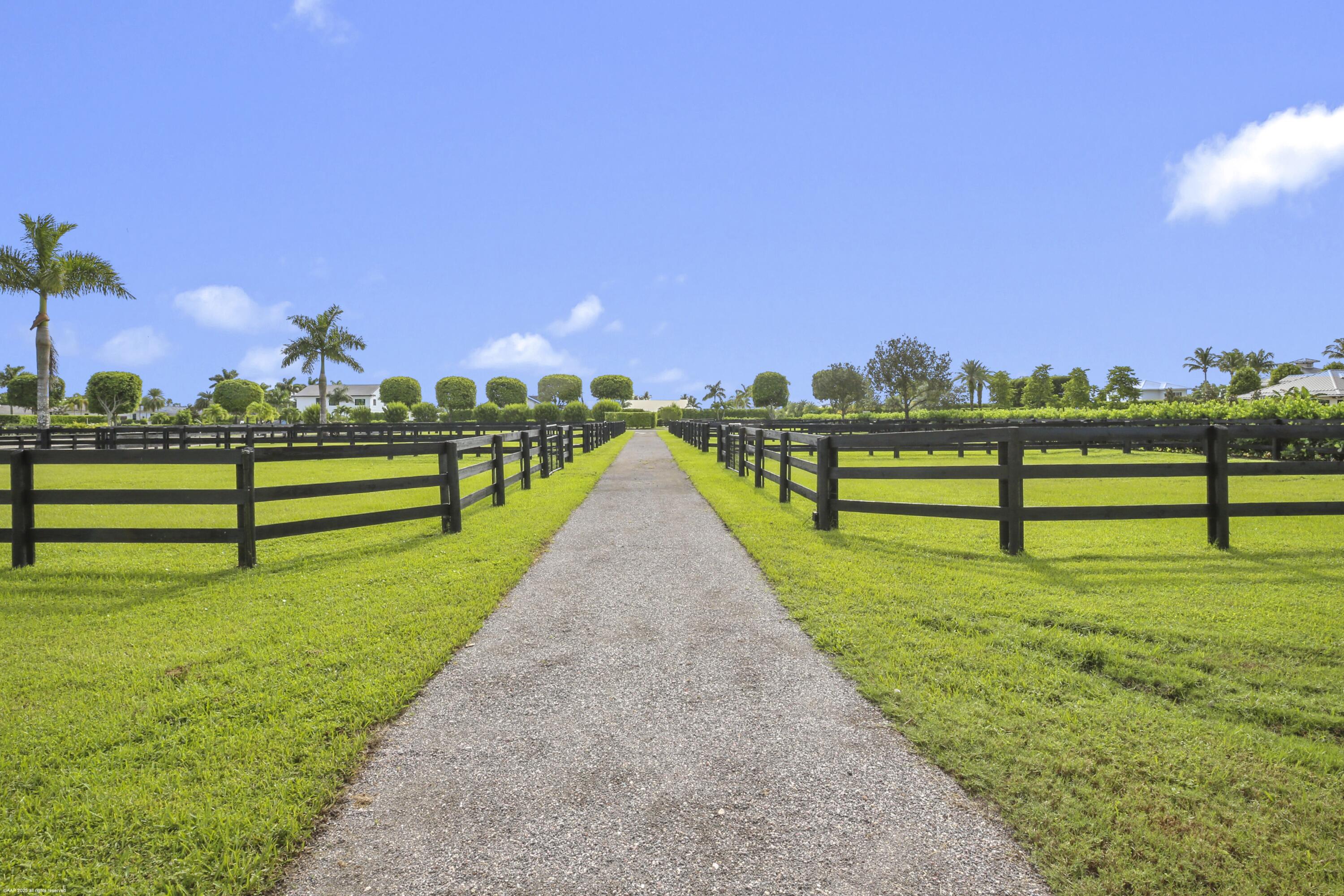 GRAND PRIX VILLAGE SOUTH - Land