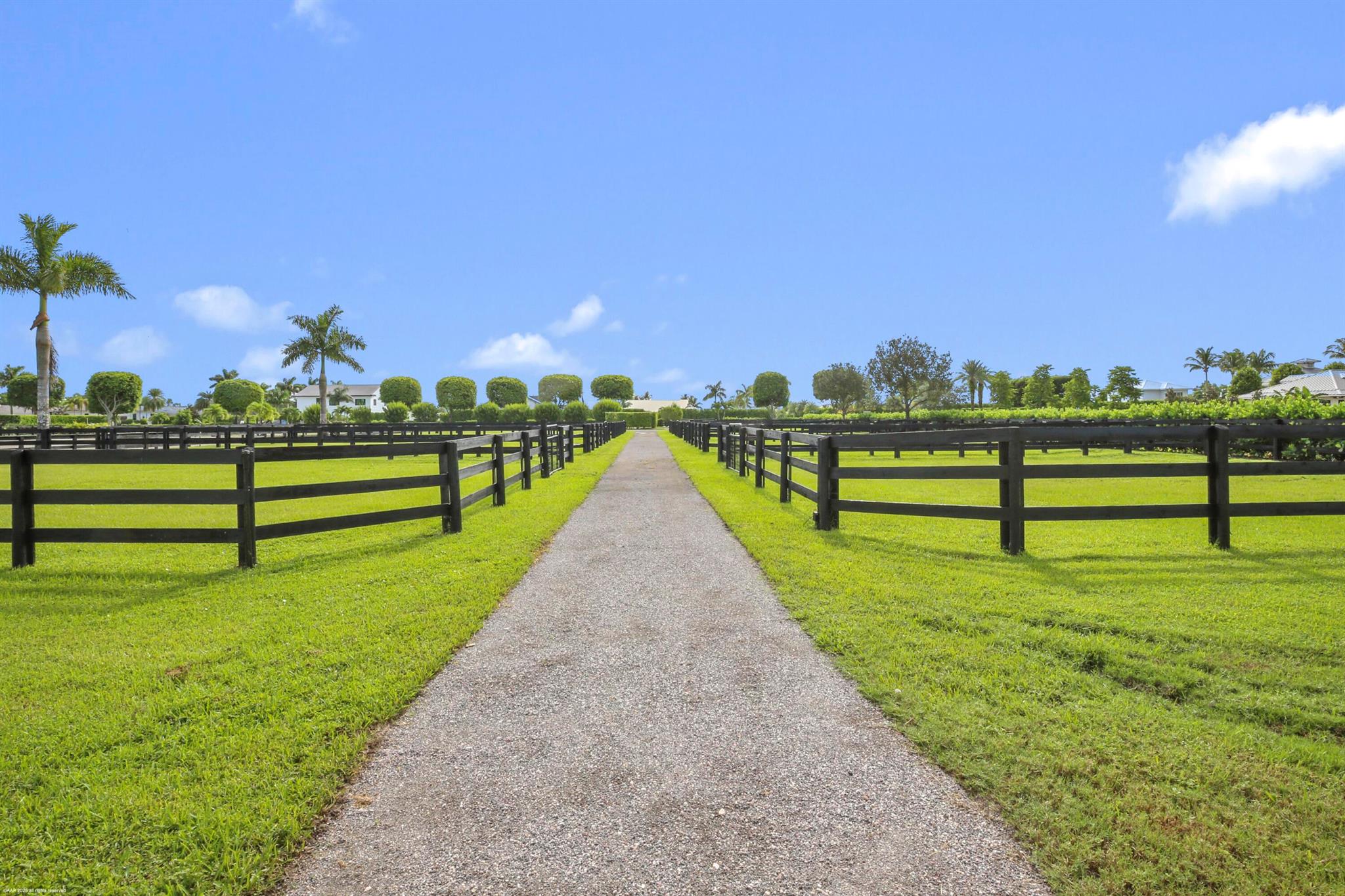 GRAND PRIX VILLAGE SOUTH - Land