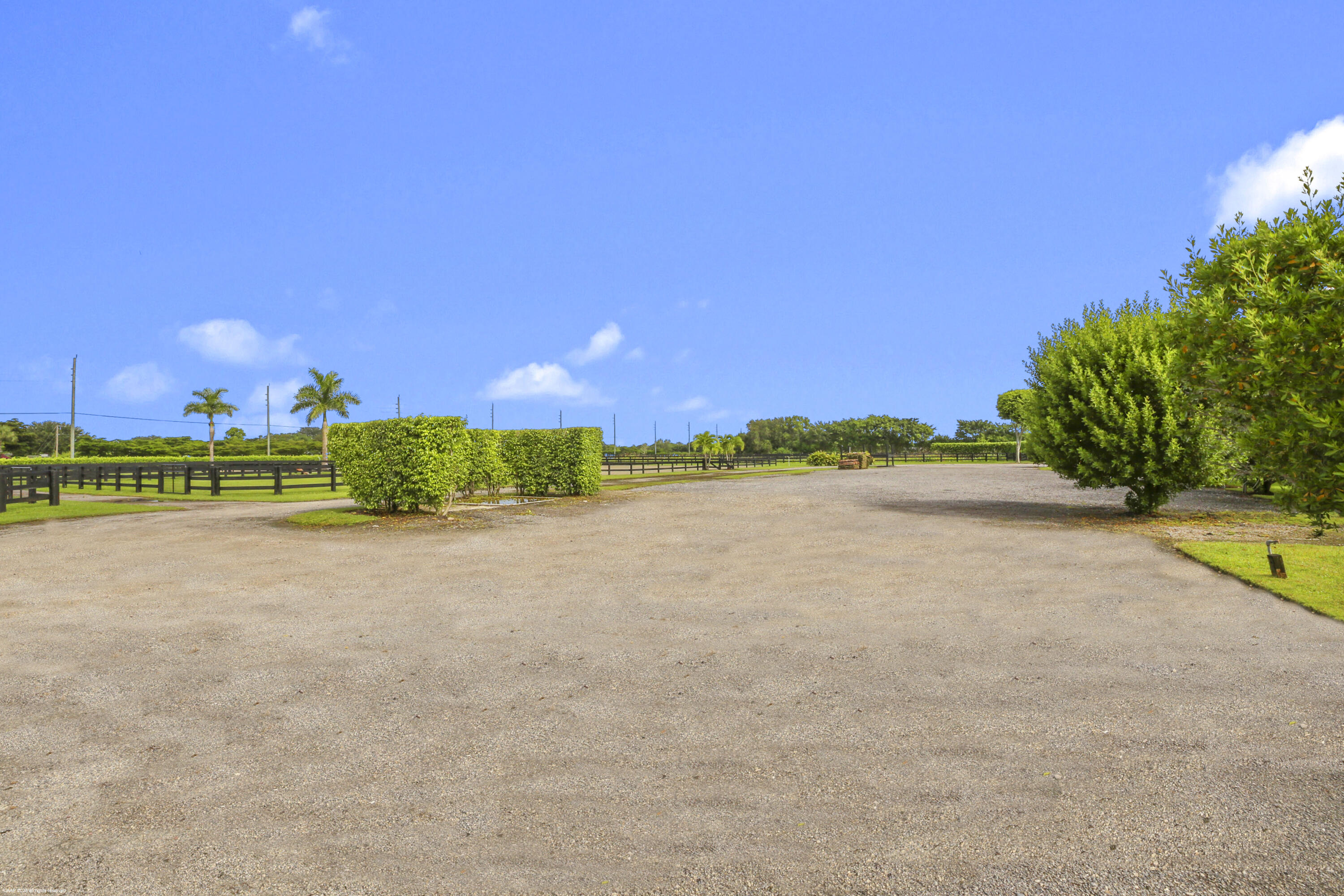 GRAND PRIX VILLAGE SOUTH - Land