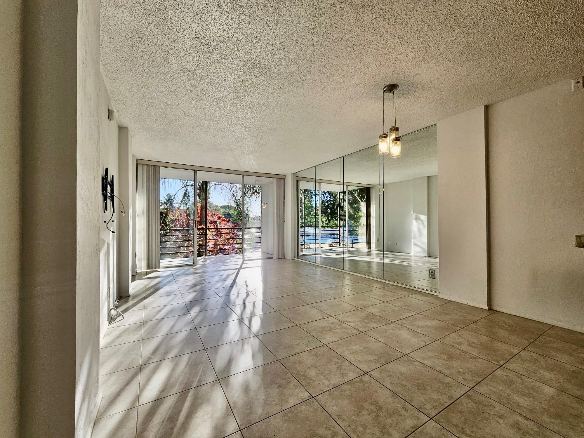 118 NW Royal Park Dr 2E