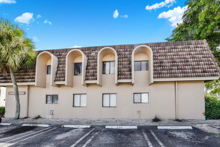 Excellent Investment Opportunity  .Tenant-Occupied Condo in Coral Springs! Investors, take notice! This 2-bedroom, 1-bath condo is already occupied by long-term tenants, providing immediate rental income. Located in a prime Coral Springs location, this property features low condo fees, making it a smart and affordable investment. Don't miss out on this turnkey opportunity in a high-demand rental area. Schedule a viewing today!