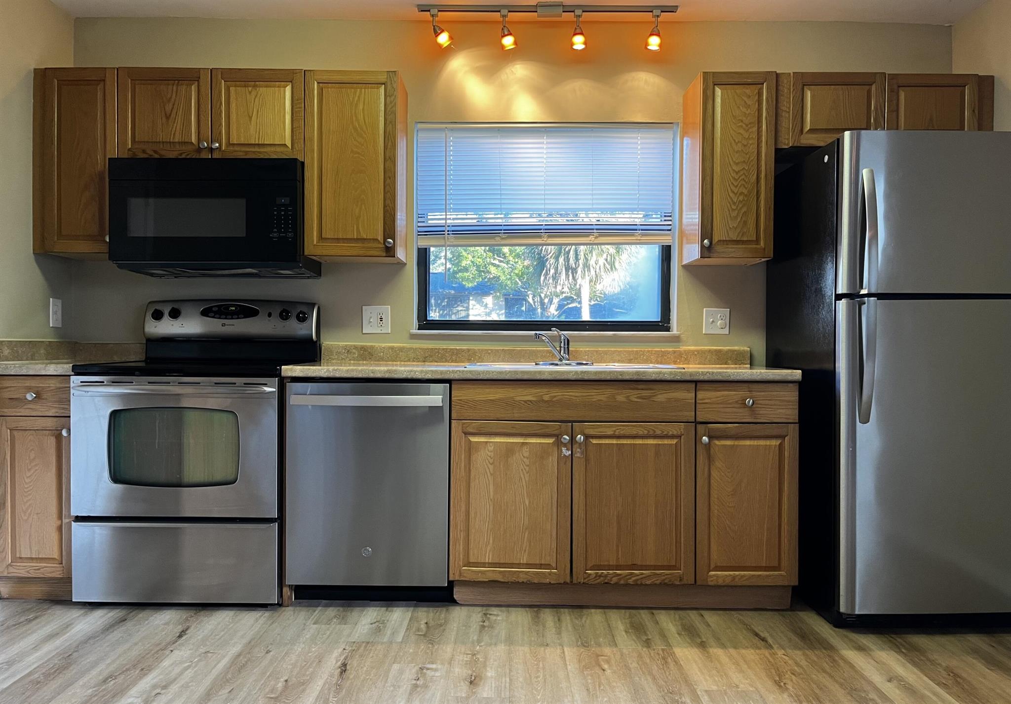 Charming 2 bedroom, 2 bathroom condo for rent in the gated Island House Condominium community! Luxury Vinyl Plank flooring throughout, stainless steel appliances in the kitchen, and a private outdoor seating area.