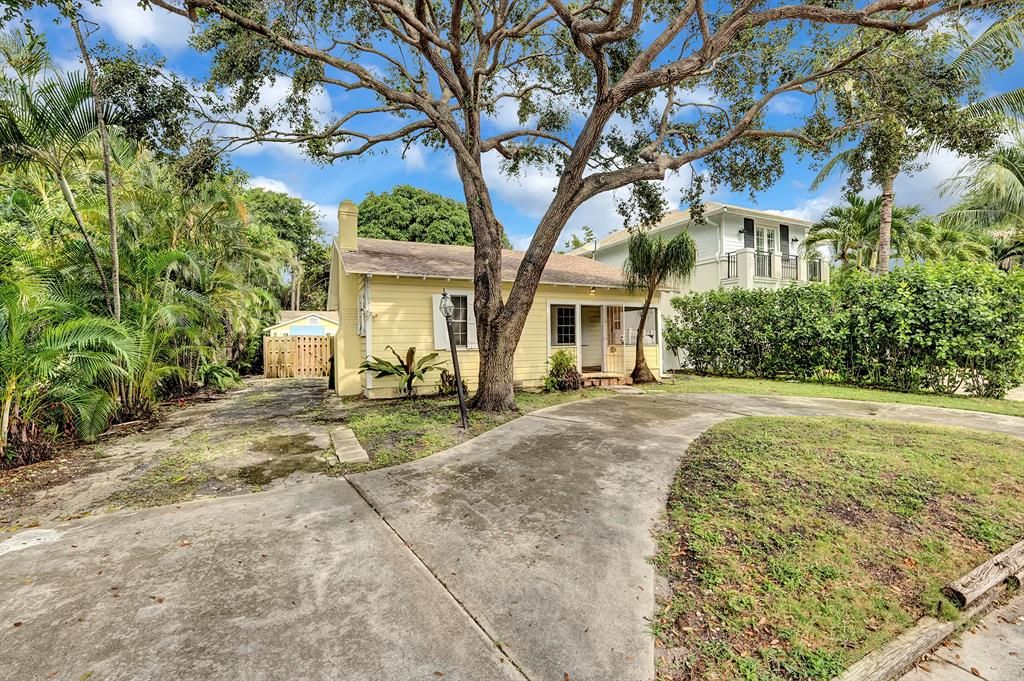 Photo of 5 NE 7th Street, Delray Beach, FL 33444 (MLS # R10756136)