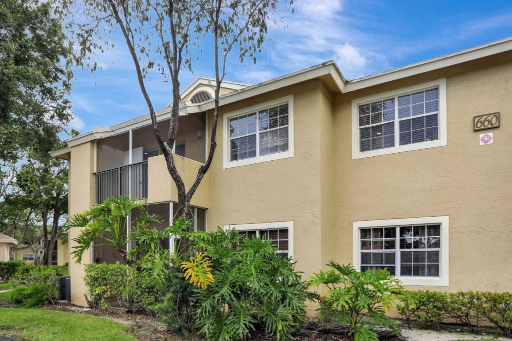 Photo of 660 Cypress Club Way #D11, Deerfield Beach, FL 33064 (MLS # F10545462)