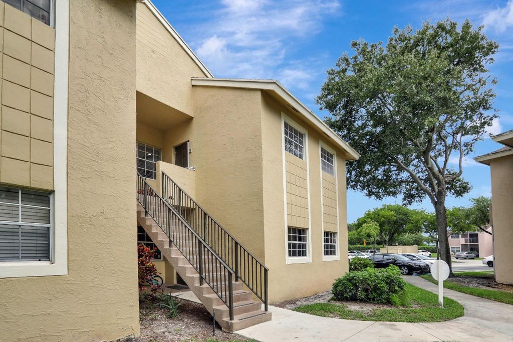 Photo of 660 Cypress Club Way #D11, Deerfield Beach, FL 33064 (MLS # F10545462)